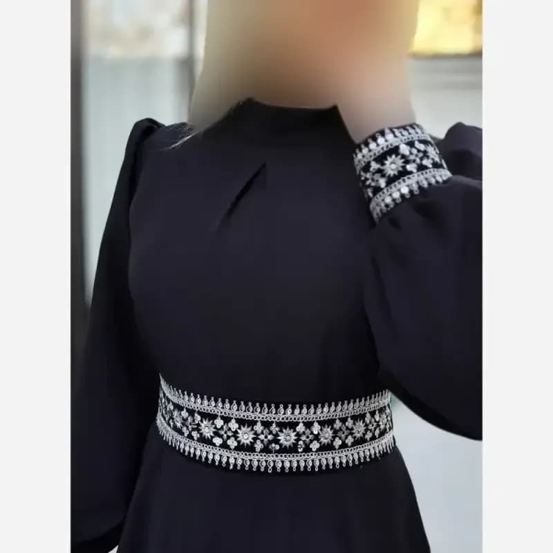 پیراهن مجلسی زنانه سایز بزرگ کرپ مازراتی مشکی با خرجکار هندی و کمربند — تصویر ۲