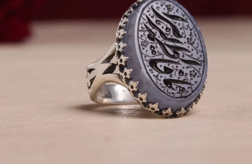 انگشتر عقیق کبود اصل با حکاکی هنری “یا فاطمه الزهرا” کد 5216 — تصویر ۲