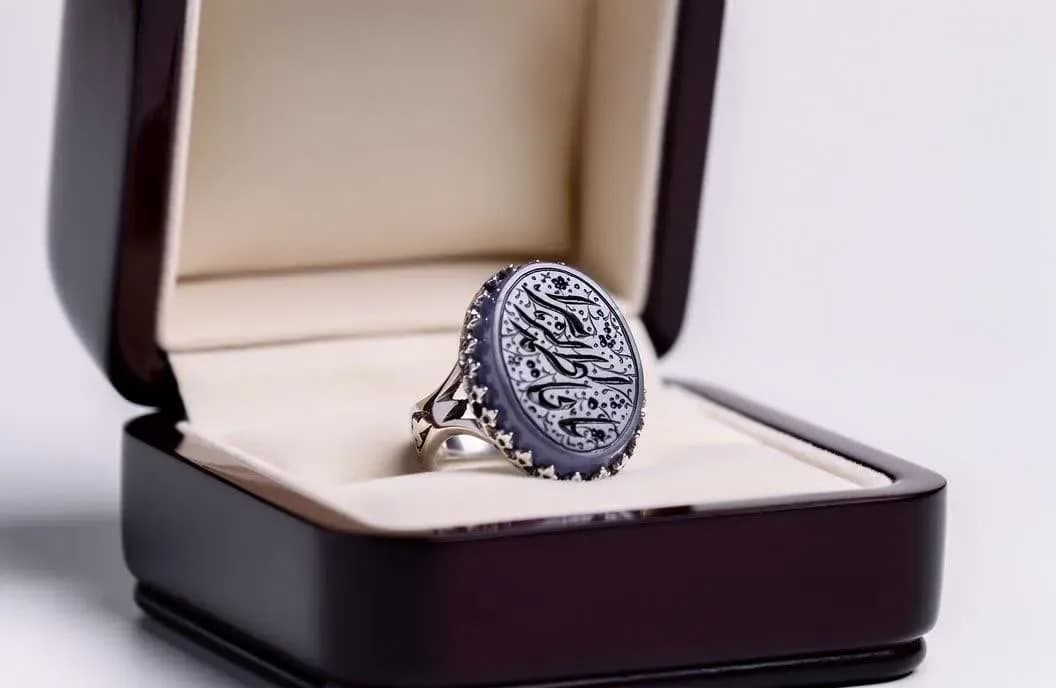 انگشتر عقیق کبود اصل با حکاکی هنری “یا فاطمه الزهرا” کد 5216