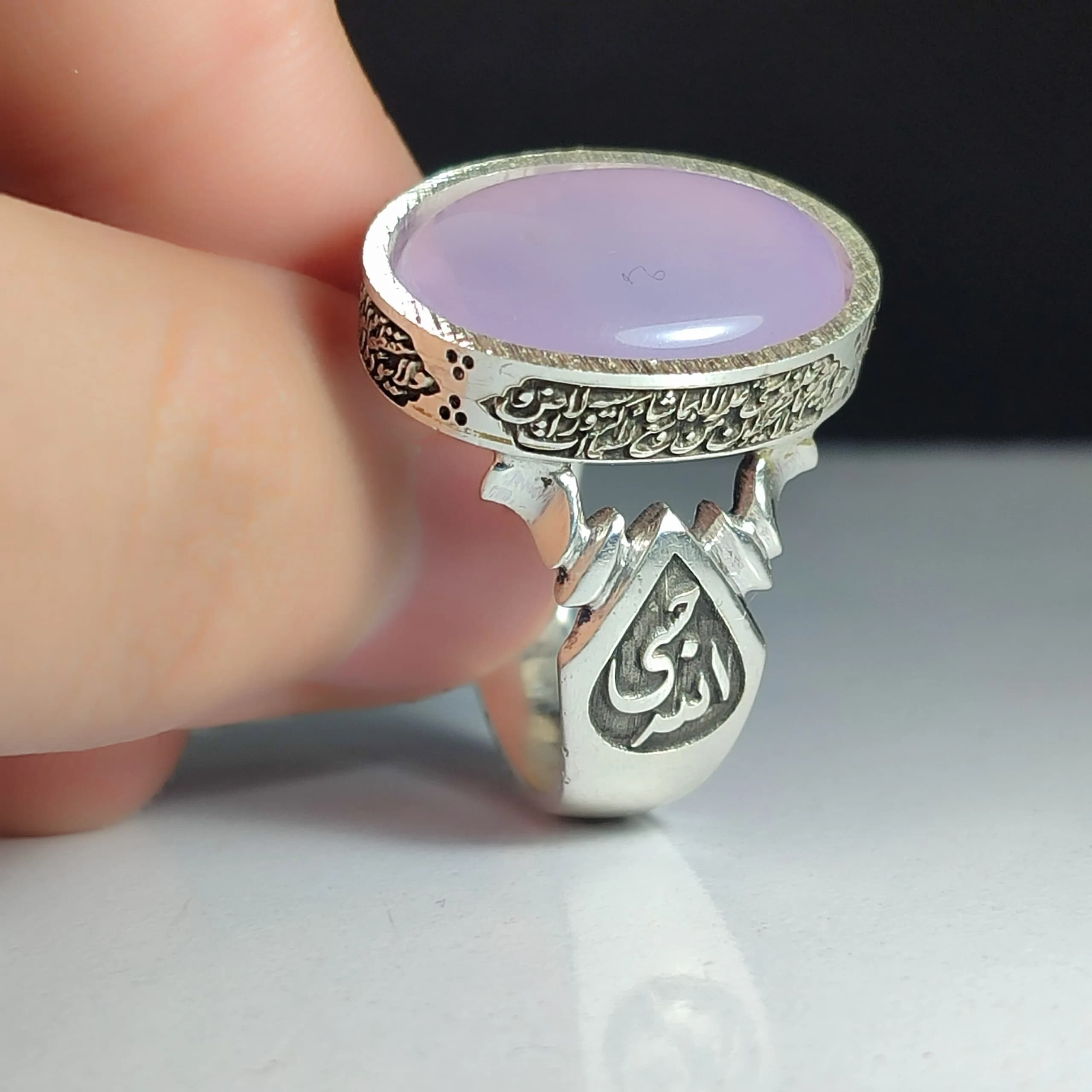 انگشتر نقره باسنگ عقیق سوسنی دور رکاب سوره آیت الکرسی بغل رکاب العزه الله حسبی الله کد 2304 — تصویر ۶