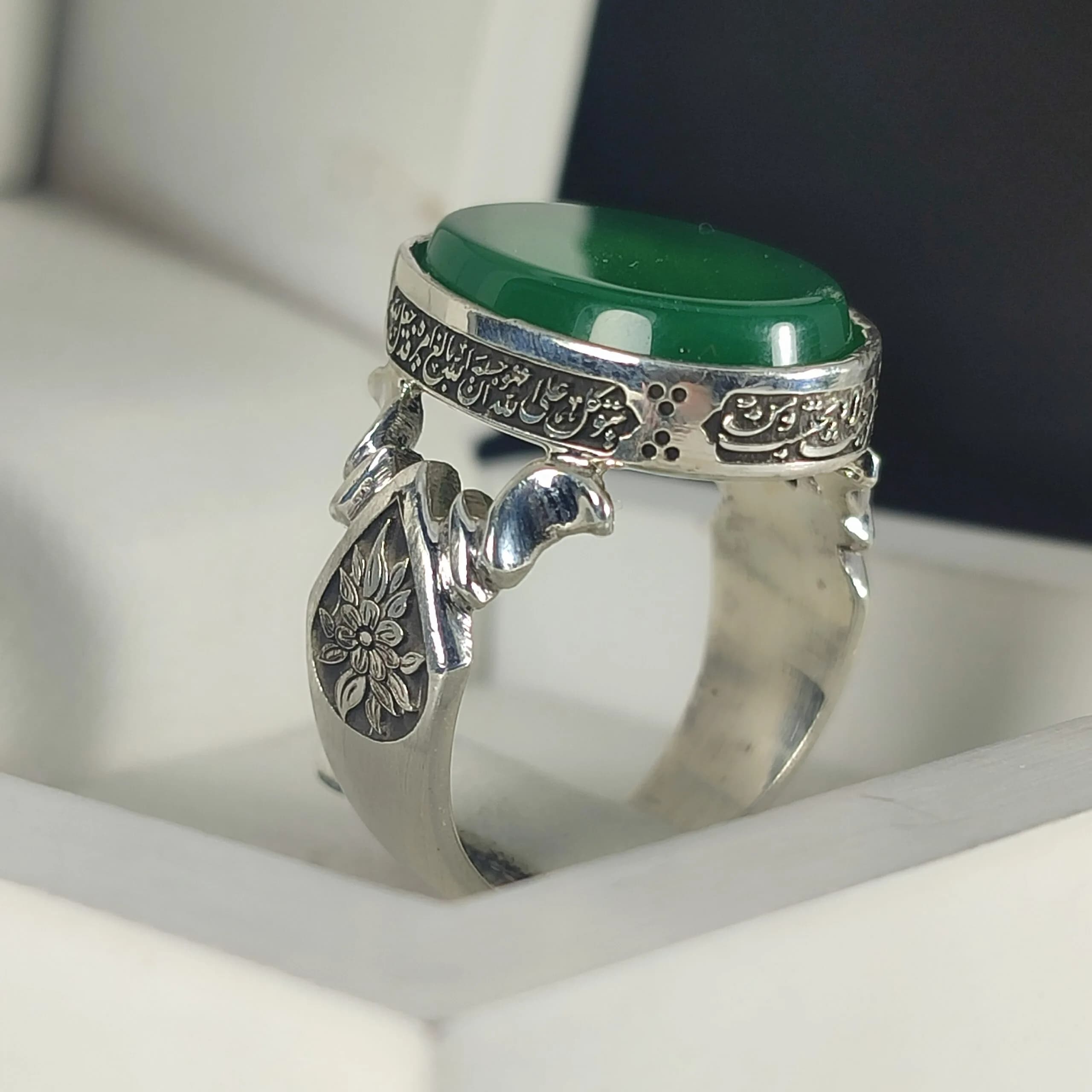 انگشتر نقره باسنگ عقیق سبز ذکر روی رکاب (ومن یتق الله) بغل رکاب ( طرح گل) کد 2329 — تصویر ۳