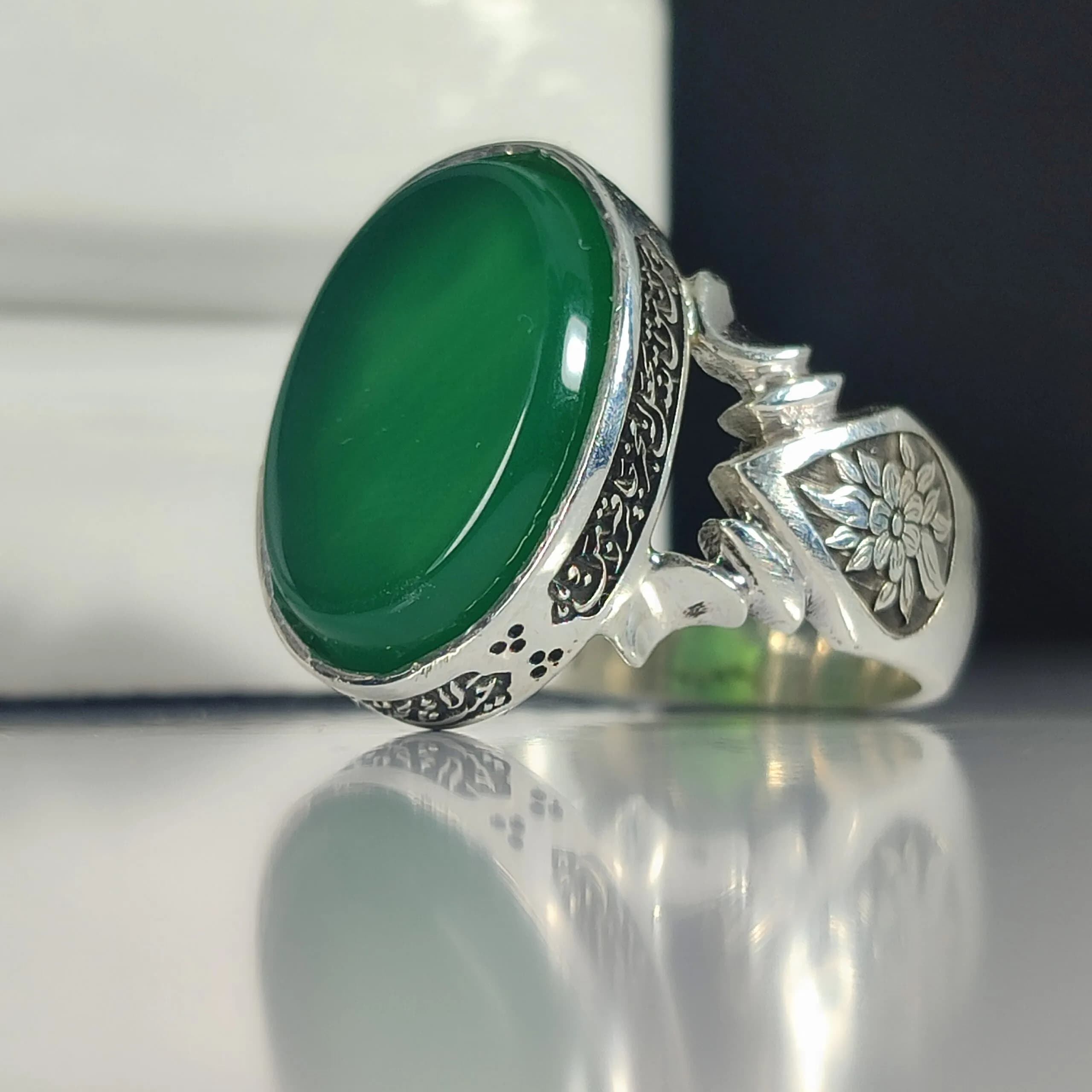 انگشتر نقره باسنگ عقیق سبز ذکر روی رکاب (ومن یتق الله) بغل رکاب ( طرح گل) کد 2329 — تصویر ۷