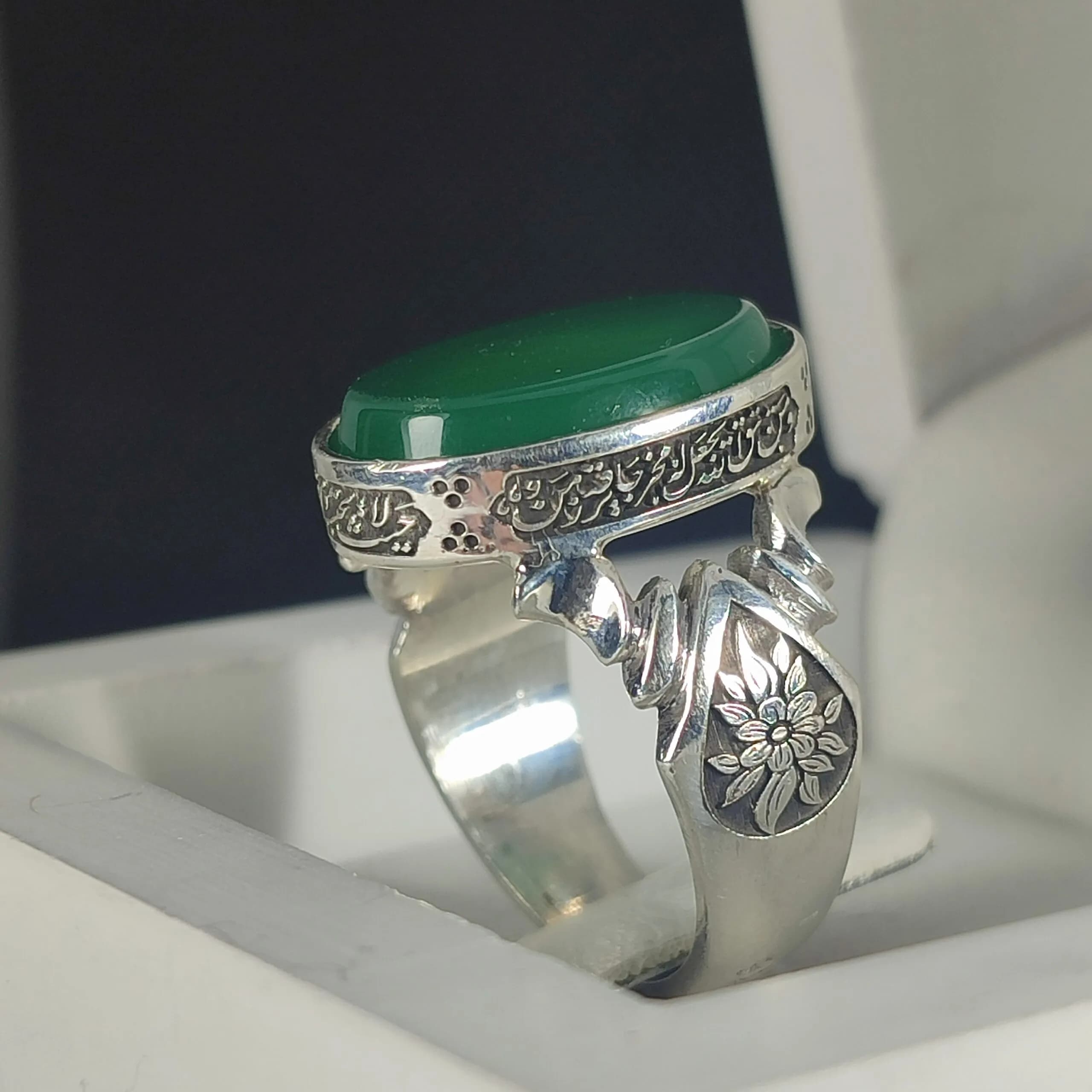 انگشتر نقره باسنگ عقیق سبز ذکر روی رکاب (ومن یتق الله) بغل رکاب ( طرح گل) کد 2329 — تصویر ۱۰