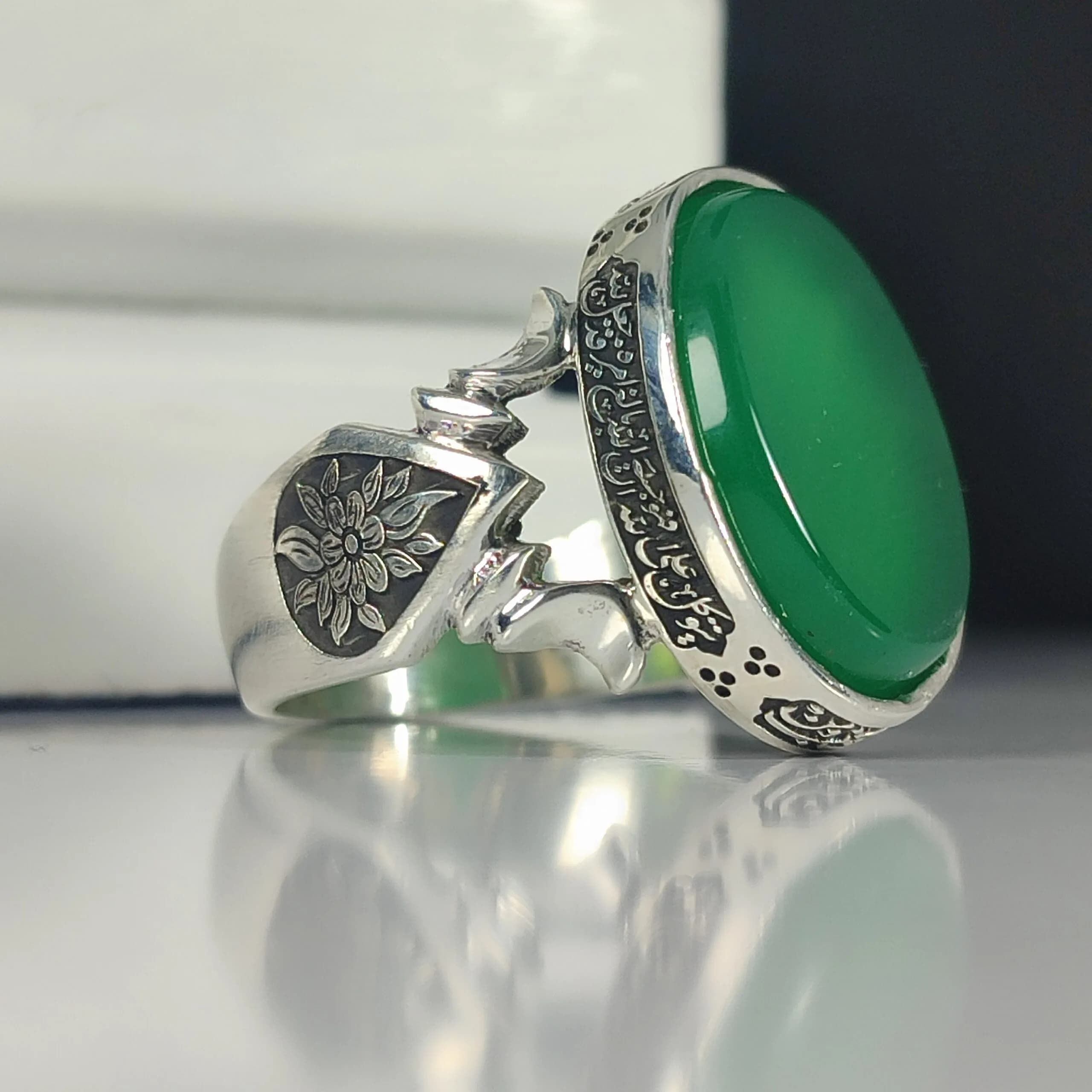 انگشتر نقره باسنگ عقیق سبز ذکر روی رکاب (ومن یتق الله) بغل رکاب ( طرح گل) کد 2329 — تصویر ۶