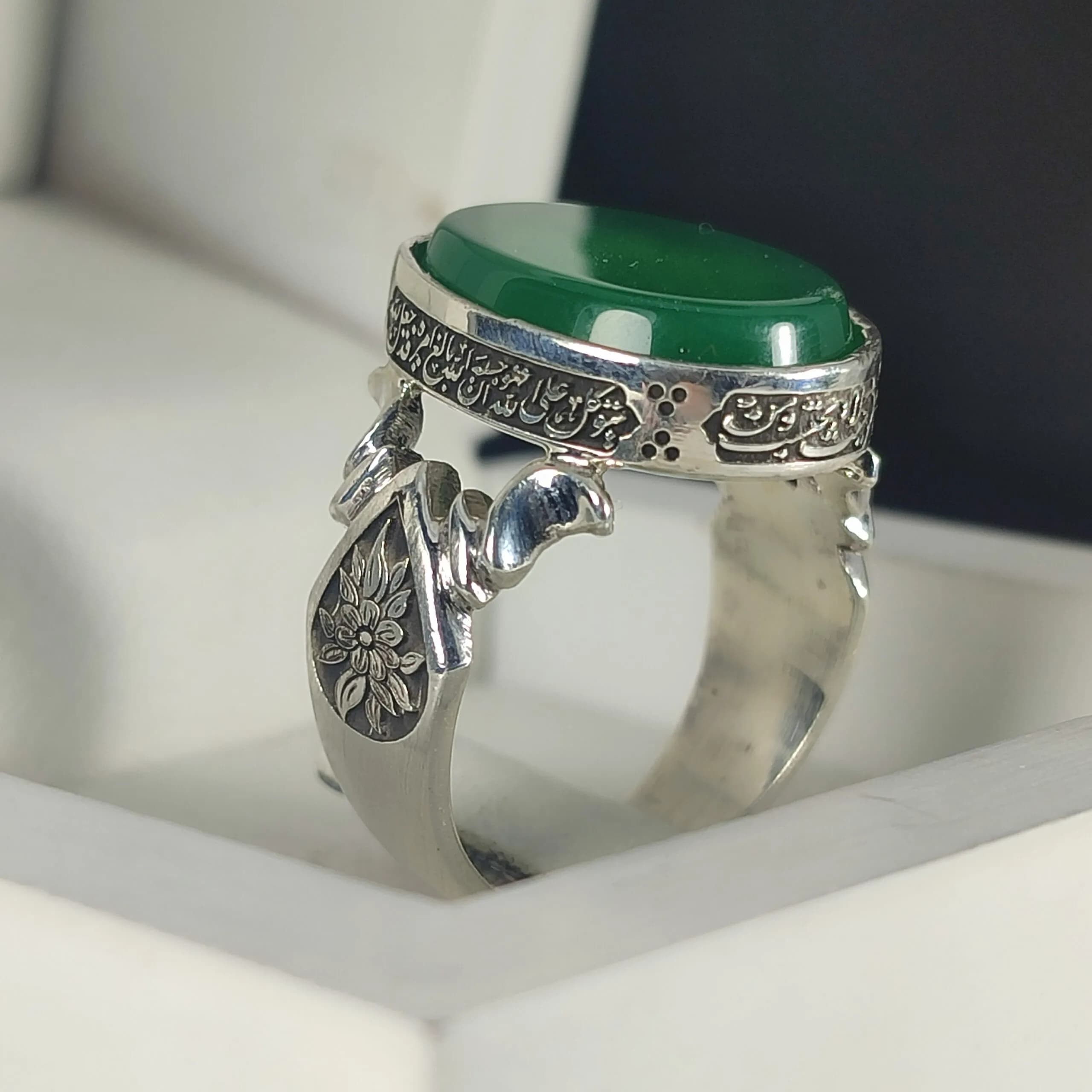 انگشتر نقره باسنگ عقیق سبز ذکر روی رکاب (ومن یتق الله) بغل رکاب ( طرح گل) کد 2329 — تصویر ۹