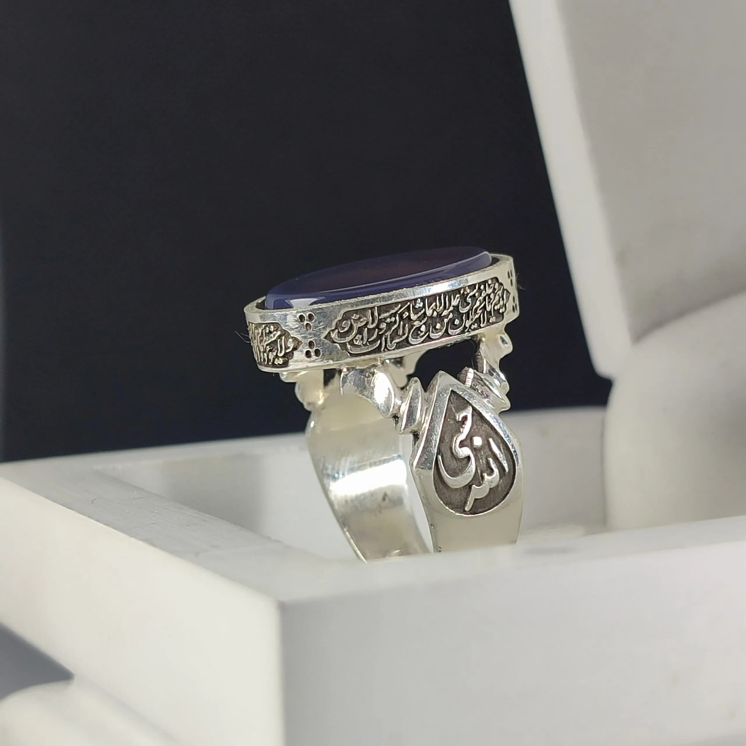 انگشتر نقره باسنگ عقیق سوسنی ذکر روی رکاب (سوره آیت الکرسی) ذکر بغل رکاب (العزه الله) و (حسبی الله) کد 2330 — تصویر ۱۰