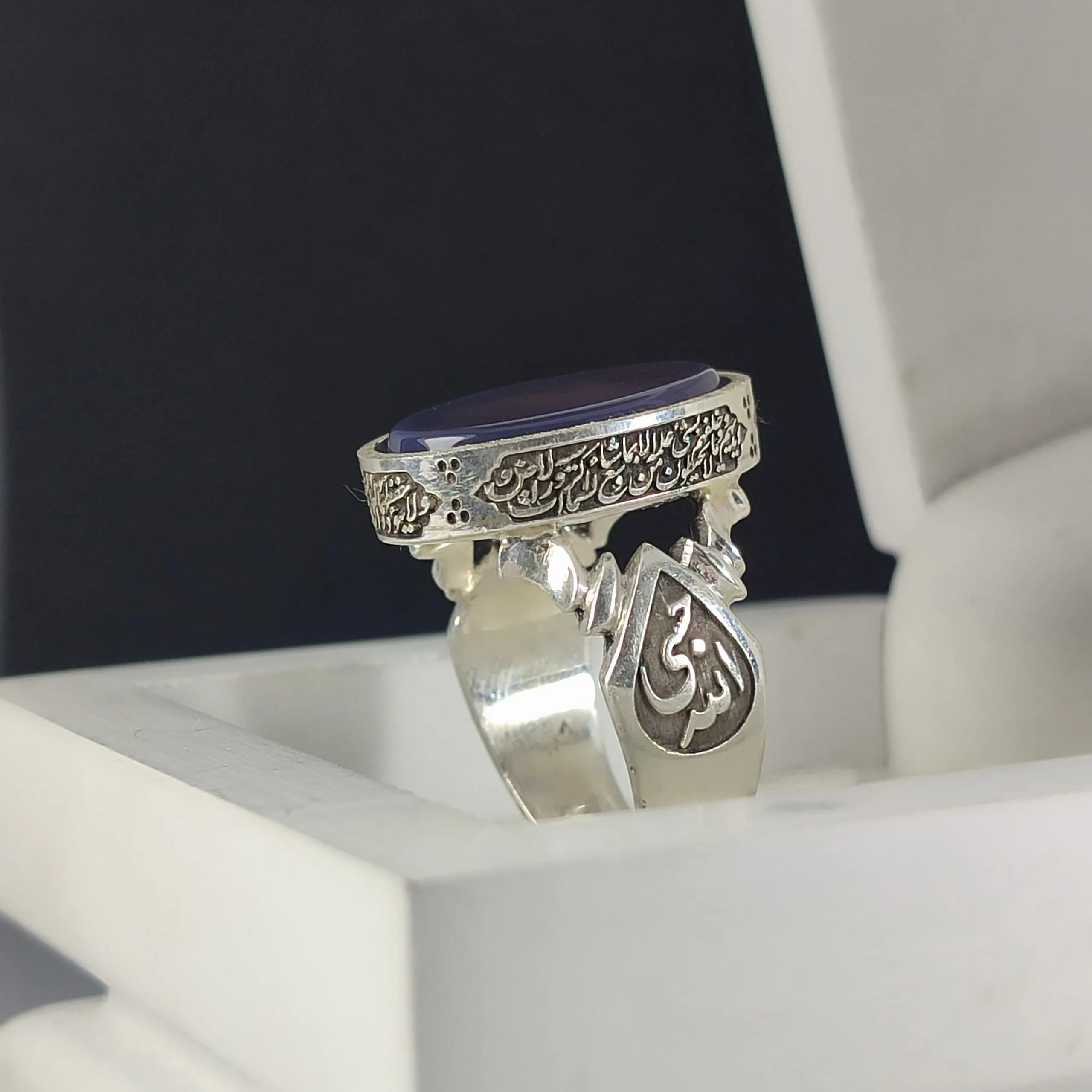 انگشتر نقره باسنگ عقیق سوسنی ذکر روی رکاب (سوره آیت الکرسی) ذکر بغل رکاب (العزه الله) و (حسبی الله) کد 2330 — تصویر ۵