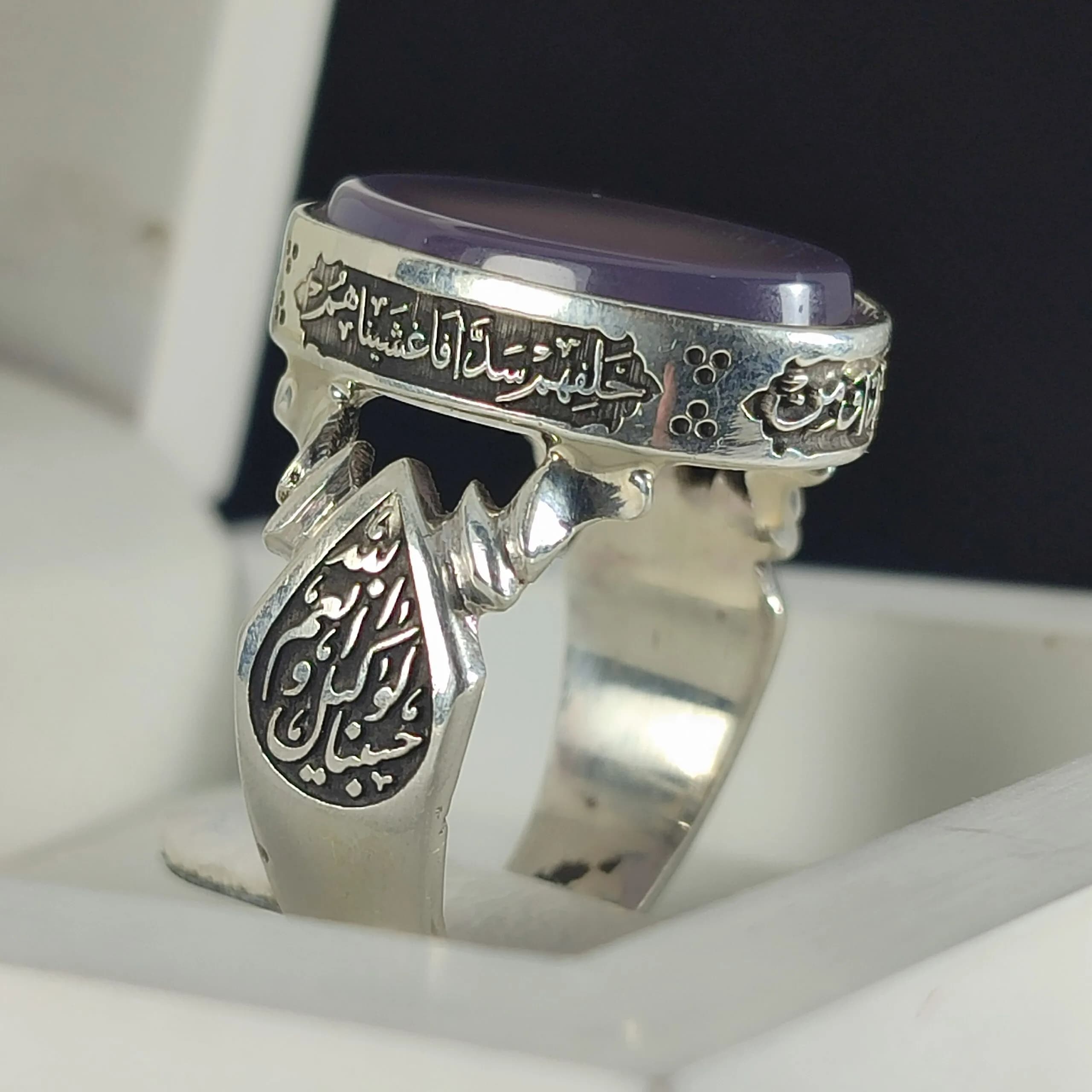انگشتر نقره باسنگ عقیق سوسنی ذکر روی رکاب ( آیه جهت محافظت) ذکر بغل رکاب (حسبناالله ونعم الوکیل ) و ( نعم المولا ونعم انصیر) کد 2333 — تصویر ۱۰