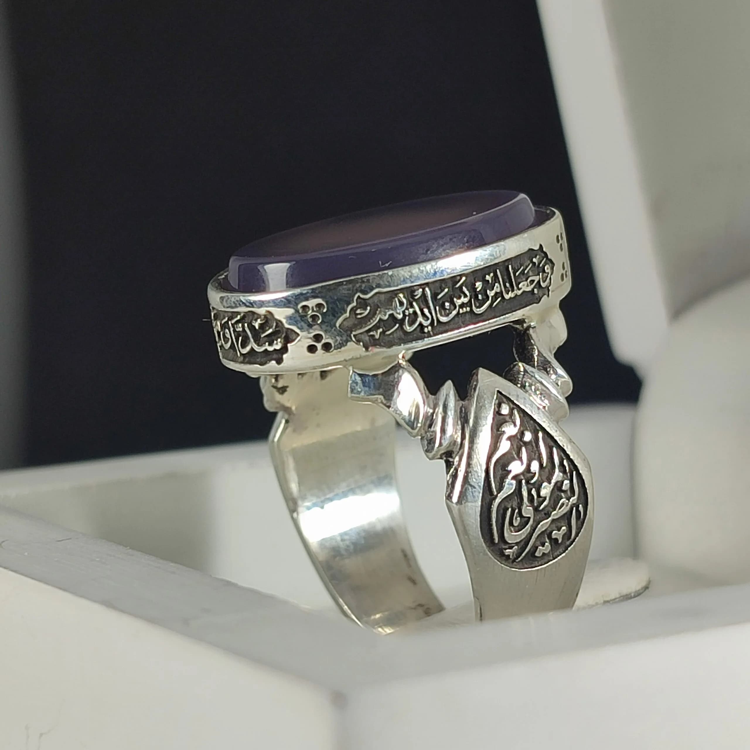 انگشتر نقره باسنگ عقیق سوسنی ذکر روی رکاب ( آیه جهت محافظت) ذکر بغل رکاب (حسبناالله ونعم الوکیل ) و ( نعم المولا ونعم انصیر) کد 2333 — تصویر ۴