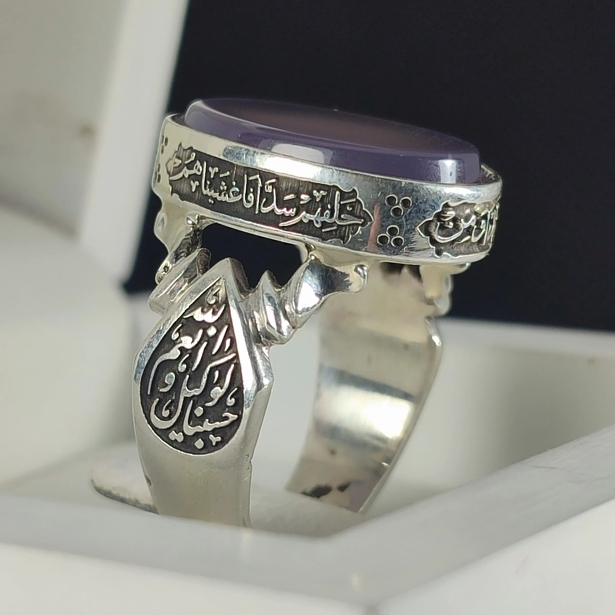 انگشتر نقره باسنگ عقیق سوسنی ذکر روی رکاب ( آیه جهت محافظت) ذکر بغل رکاب (حسبناالله ونعم الوکیل ) و ( نعم المولا ونعم انصیر) کد 2333 — تصویر ۳