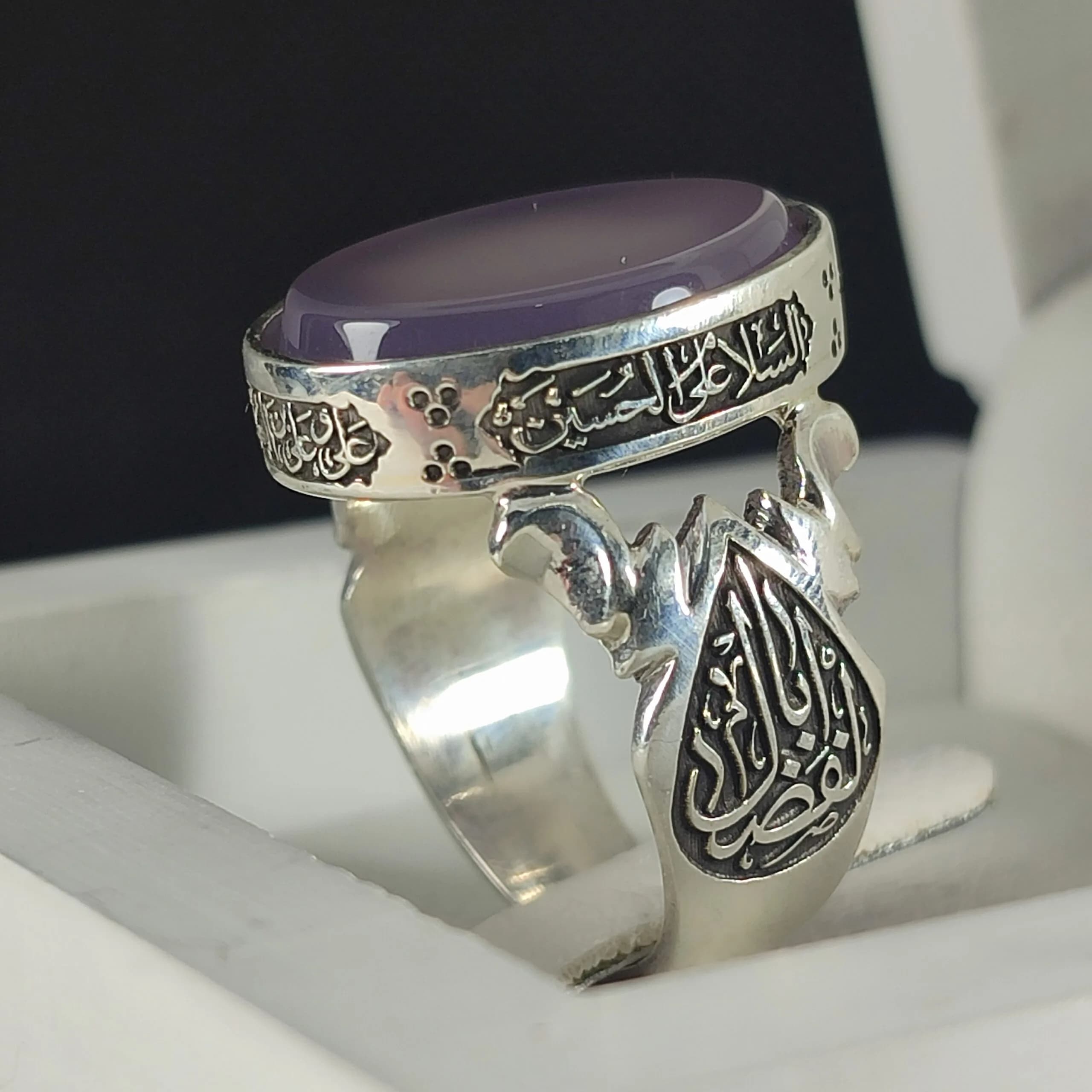 انگشتر نقره باسنگ عقیق سوسنی ذکر روی رکاب (چهارسلام زیارت عاشورا) ذکر بغل رکاب (یا اباالفضل) و (یاحسین شهید) کد 2336 — تصویر ۶