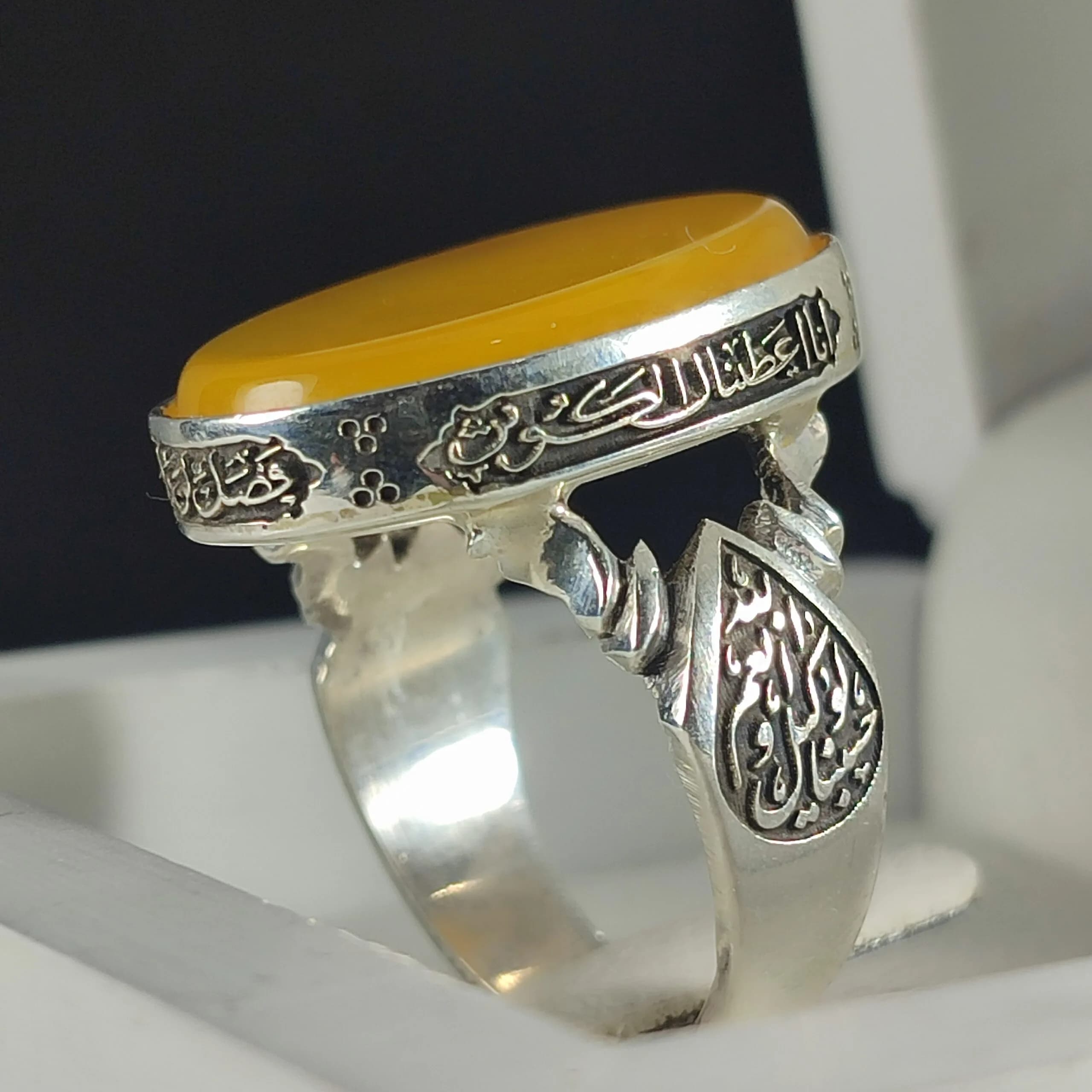 انگشتر نقره باسنگ شرف الشمس ذکر روی رکاب (سوره کوثر) ذکر بغل رکاب (حسبنا الله ونعم الوکیل نعم المولا ونعم انصیر کد 2339 — تصویر ۴