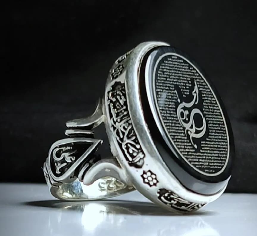 انگشتر باسنگ عقیق مشکی باحکاکی زیارت عاشورا رکاب چهارسلام کد 1369 — تصویر ۲