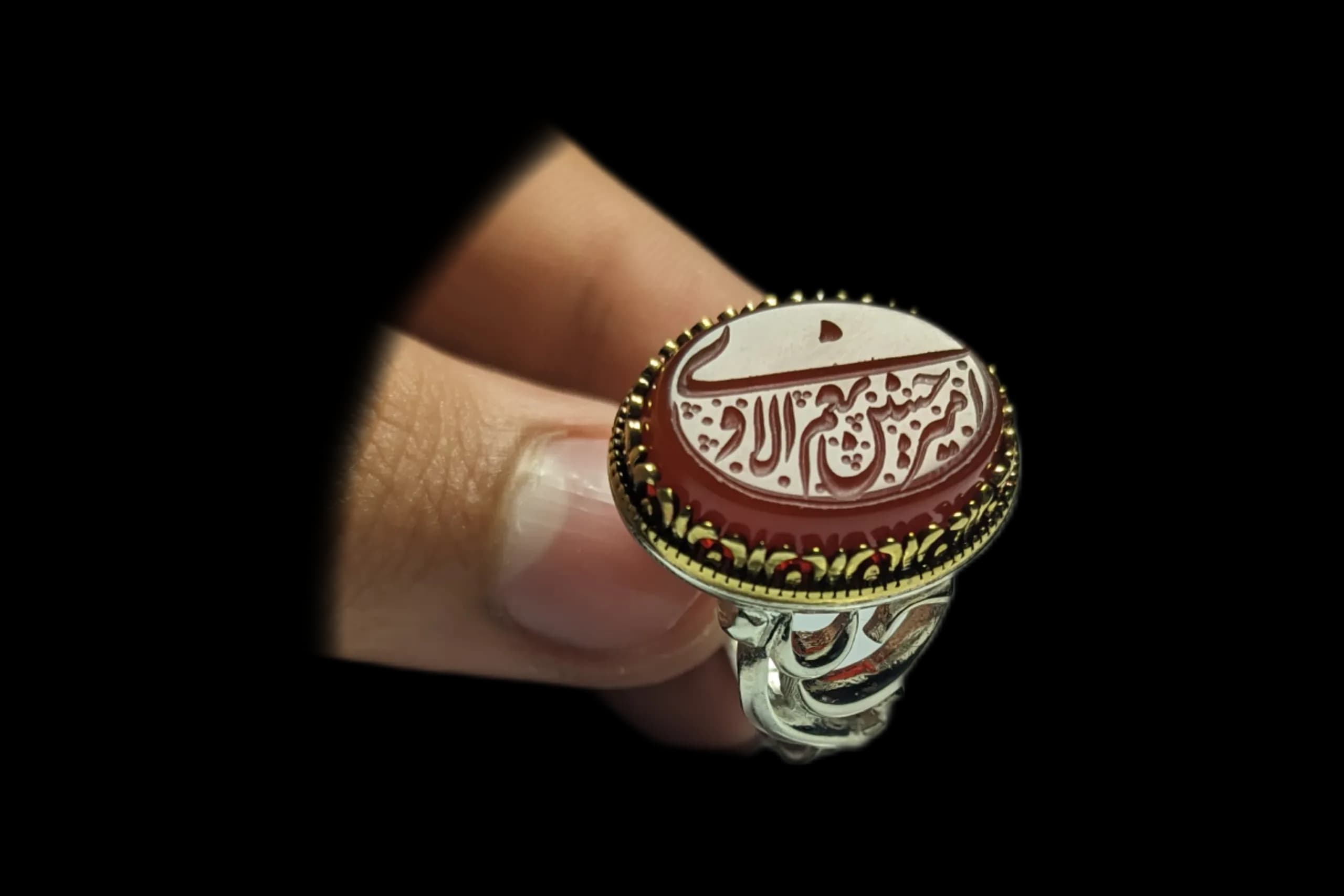 انگشتر عقیق قرمز خطی با نقش “امیری حسین و نعم الامیر” و رکاب یاحسین کد 2374