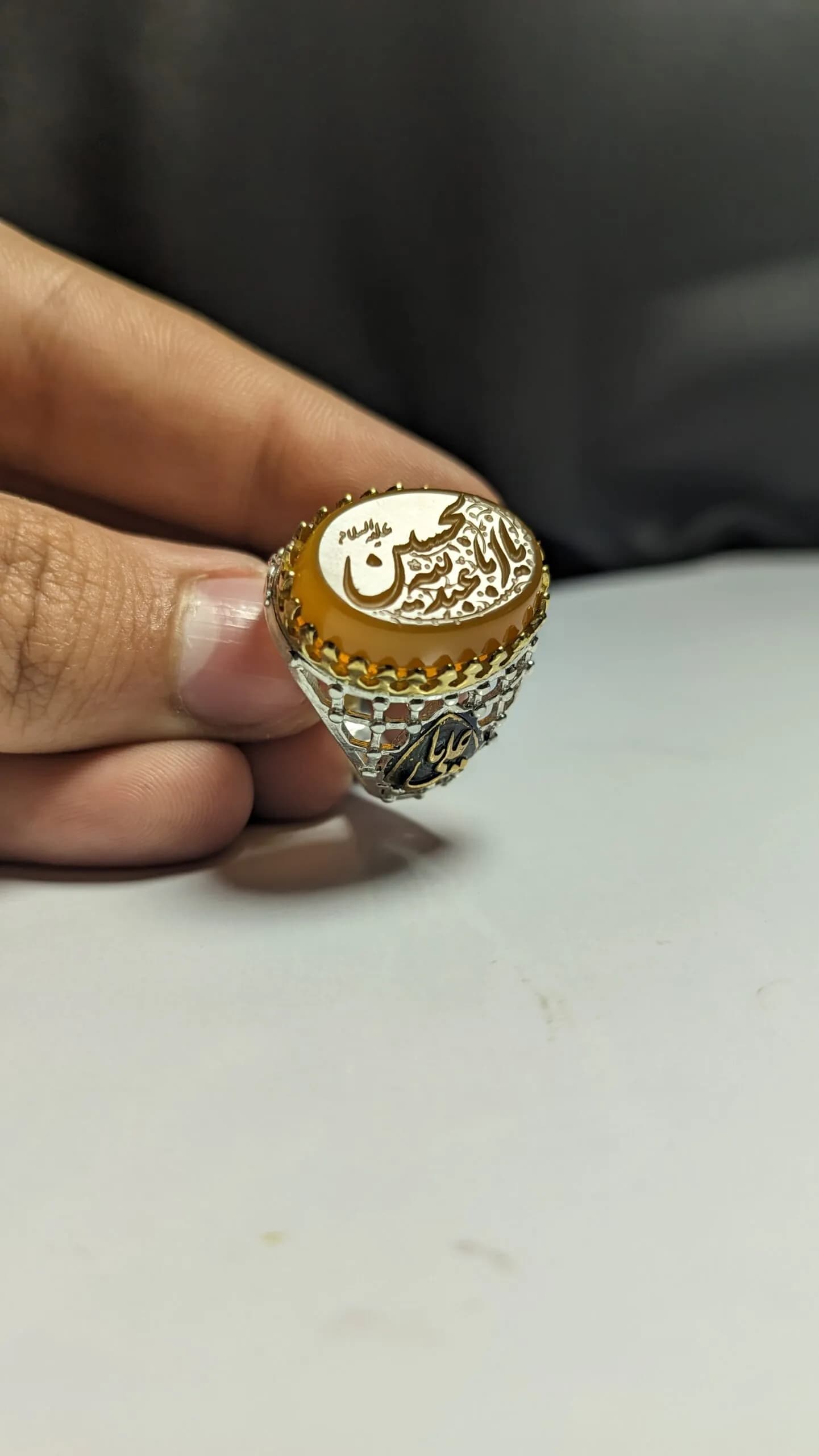 انگشتر نقره باسنگ عقیق پرتغالی باحکاکی یا اباعبدلله الحسین رکاب ضریح کد 2377 — تصویر ۲
