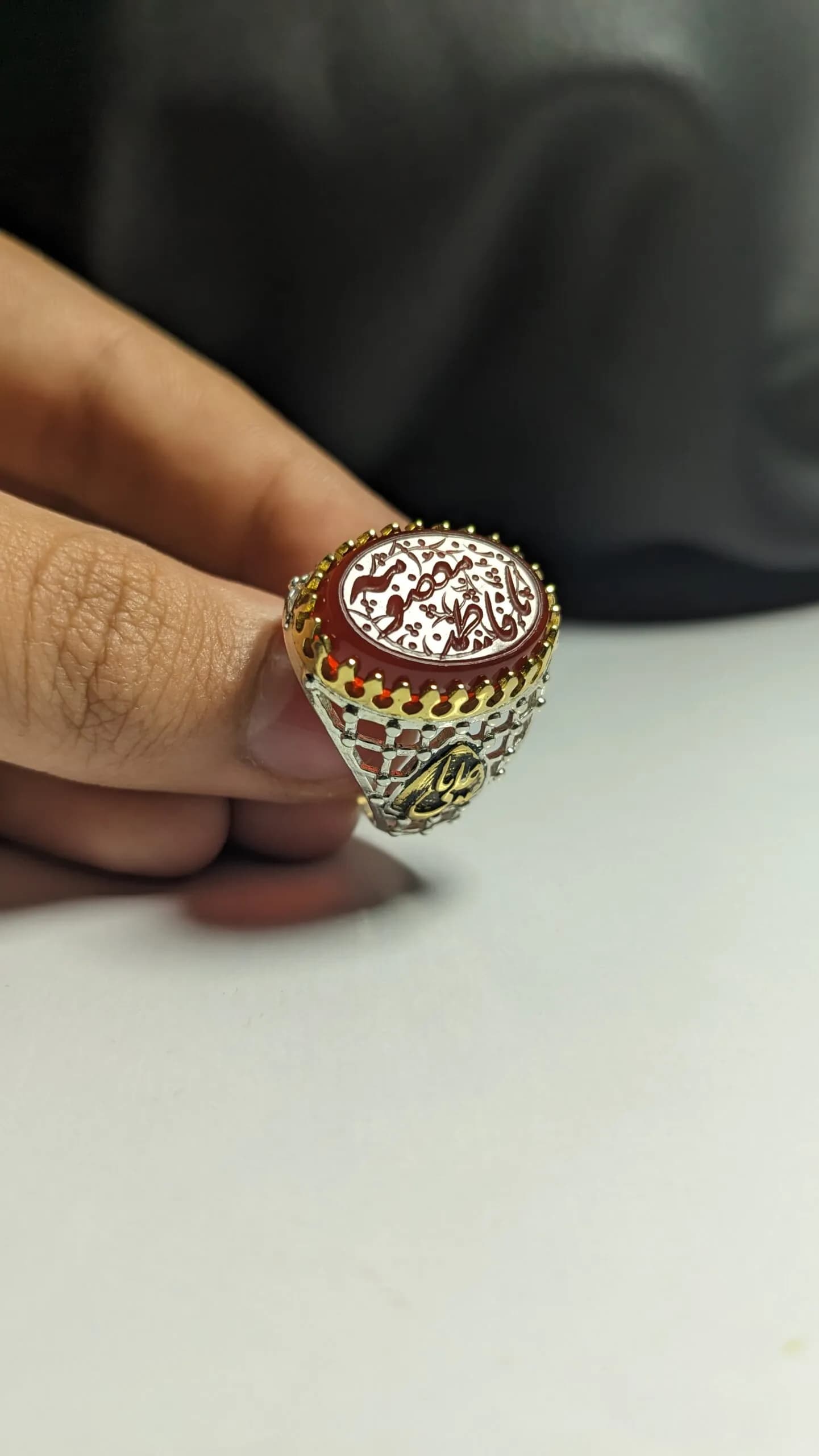 بررسی تخصصی و خرید انگشتر عقیق قرمز با حکاکی متبرک یا فاطمه معصومه (س) کد 2378 — تصویر ۲
