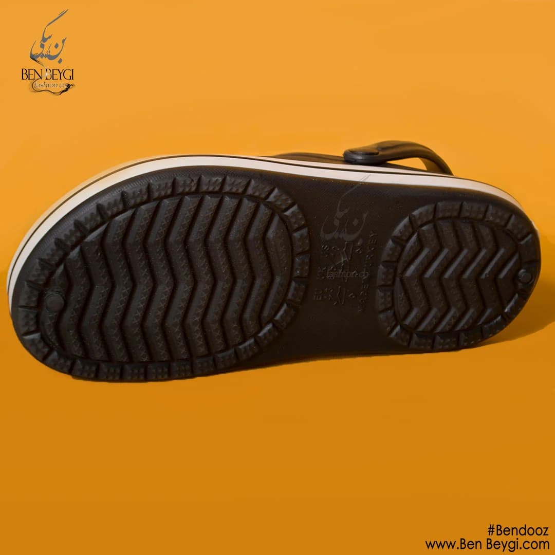 صندل طبی رنگ مشکی دور سفید همراه بند پشت پا ضدآب و ضد لغزش طرح پرستاری و رستورانی کد 21966-SHA — تصویر ۳