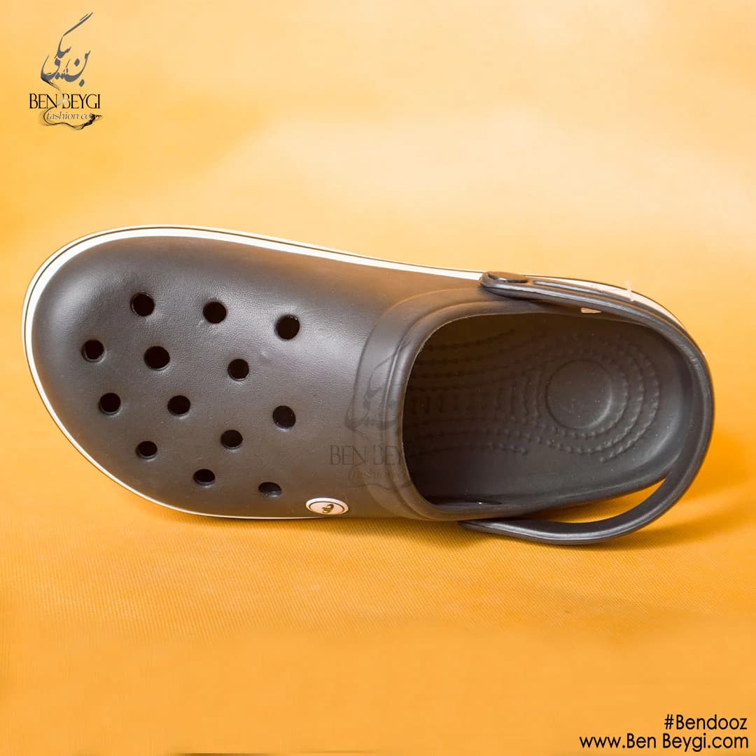 صندل طبی رنگ مشکی دور سفید همراه بند پشت پا ضدآب و ضد لغزش طرح پرستاری و رستورانی کد 21966-SHA — تصویر ۲