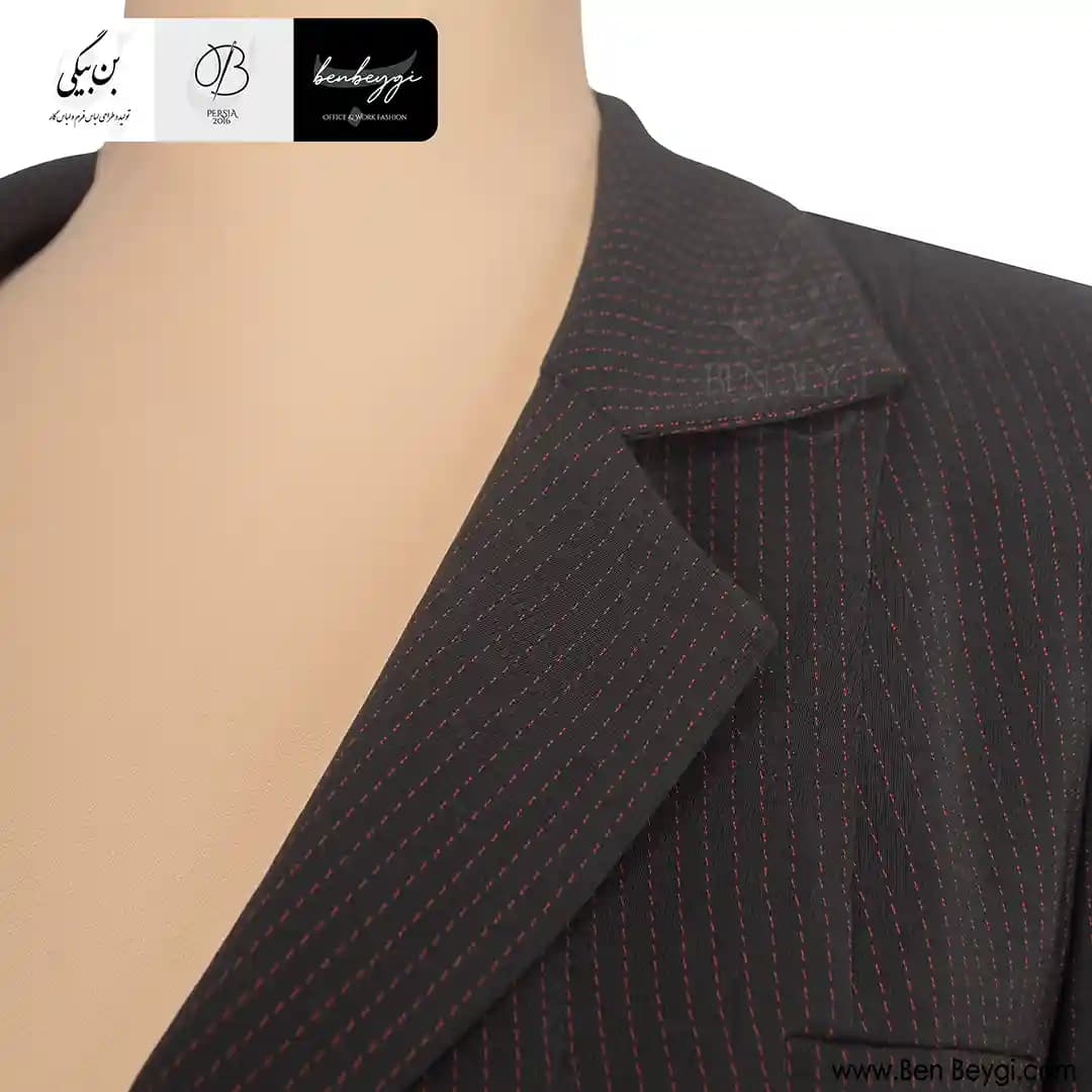 مانتو شلوار اداری مشکی خطوط قرمز یقه انگلیسی باز تک دکمه پارچه کرپ ژاپن کد 32459 — تصویر ۴