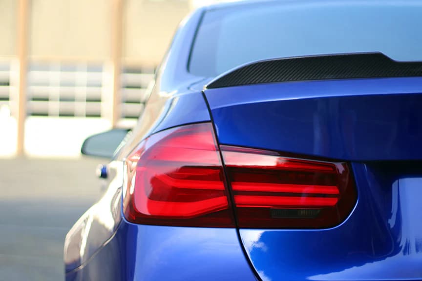 طلق چراغ خطر عقب بی ام و BMW سری 3 کد اتاق اف 30 ال سی آی (F30 LCI) مدل 2016 تا 2018 قطعه روی گلگیر — تصویر ۲