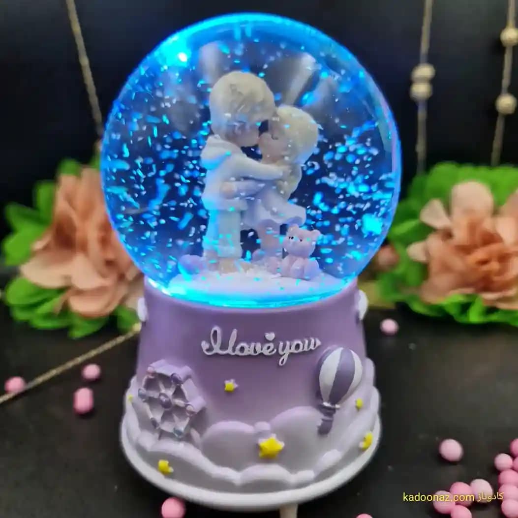 گوی شیشه ای بزرگ موزیکال پمپی برفی با شش طیف نوری طرح دختر و پسر I Love You رنگ یاسی — تصویر ۷