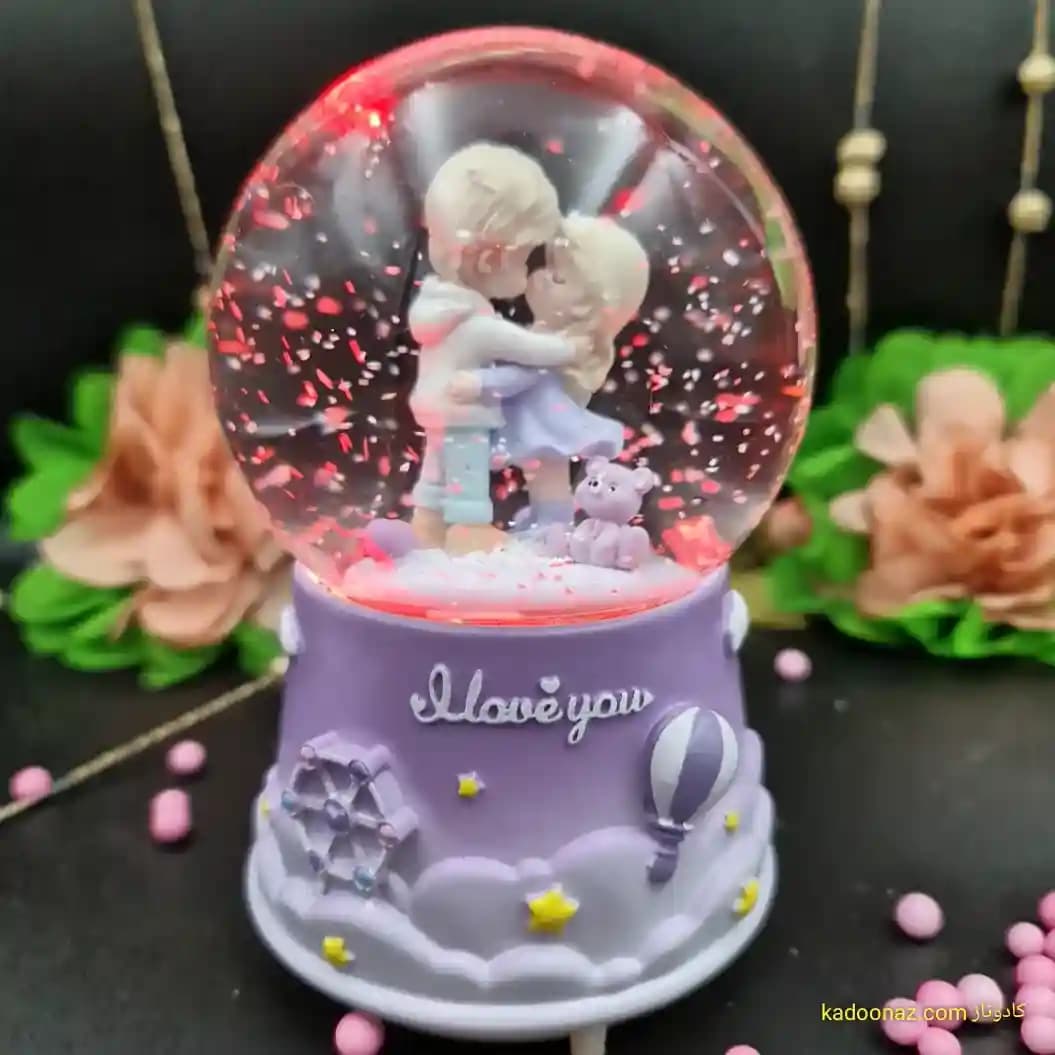 گوی شیشه ای بزرگ موزیکال پمپی برفی با شش طیف نوری طرح دختر و پسر I Love You رنگ یاسی — تصویر ۴