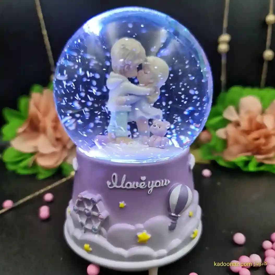 گوی شیشه ای بزرگ موزیکال پمپی برفی با شش طیف نوری طرح دختر و پسر I Love You رنگ یاسی — تصویر ۵