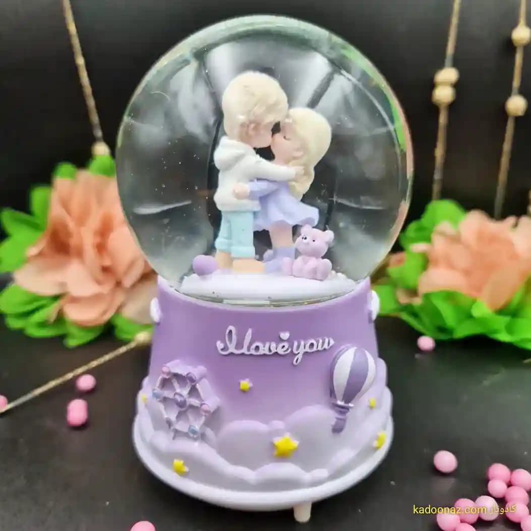 گوی شیشه ای بزرگ موزیکال پمپی برفی با شش طیف نوری طرح دختر و پسر I Love You رنگ یاسی — تصویر ۸