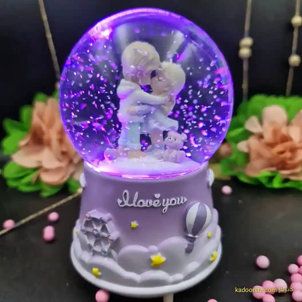 گوی شیشه ای بزرگ موزیکال پمپی برفی با شش طیف نوری طرح دختر و پسر I Love You رنگ یاسی — تصویر ۶