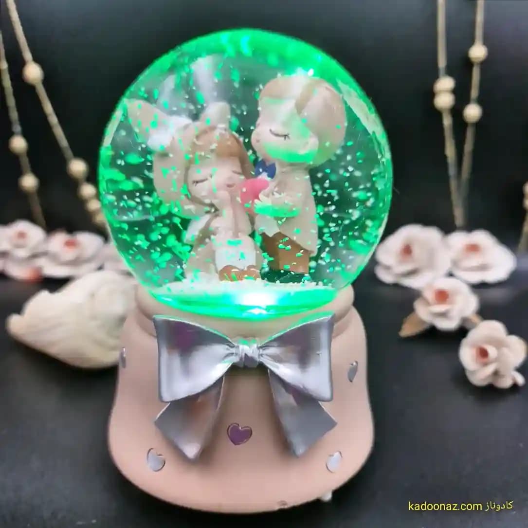 گوی شیشه ای بزرگ موزیکال پمپی برفی با شش طیف نوری طرح دخترک کلاه خرگوشی — تصویر ۲