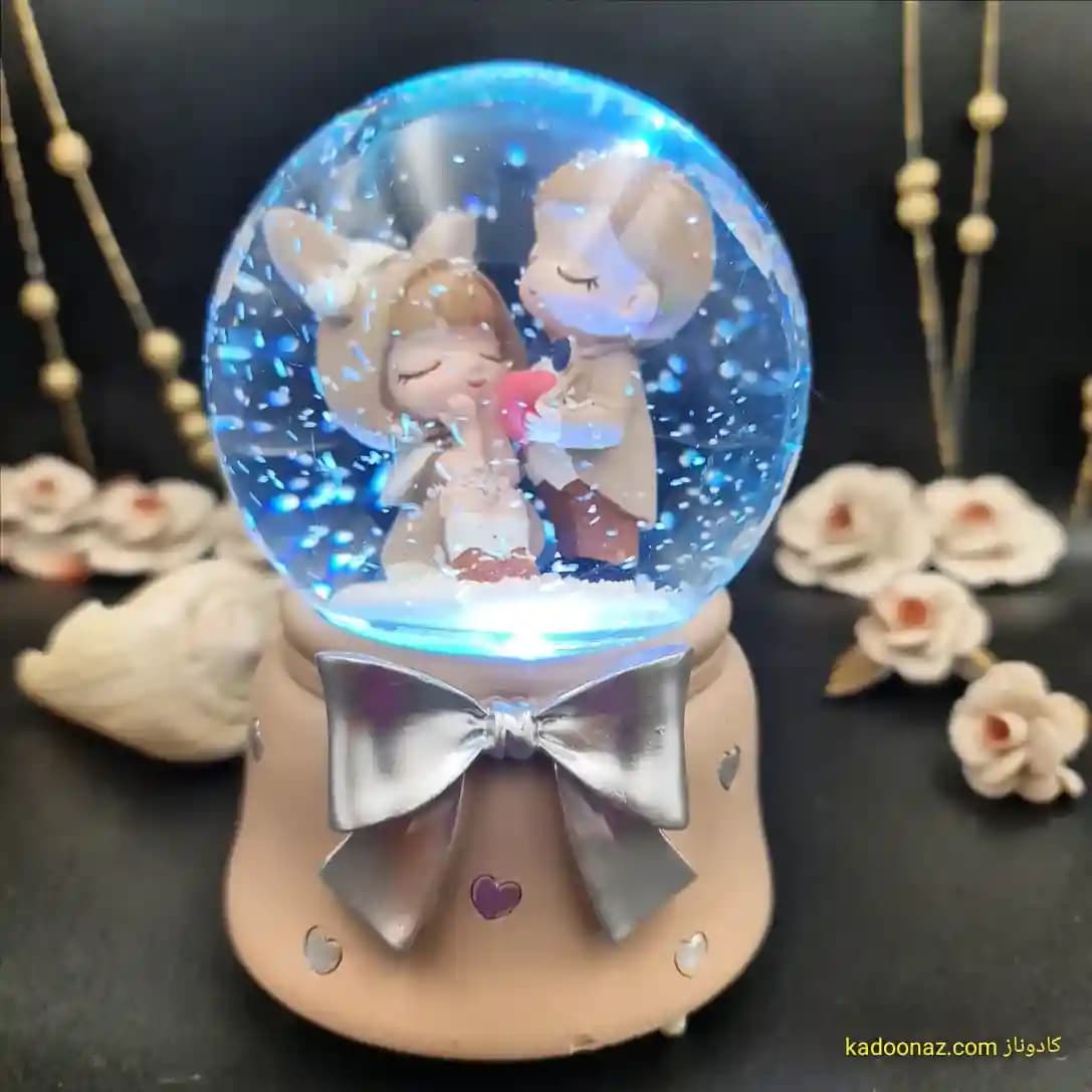 گوی شیشه ای بزرگ موزیکال پمپی برفی با شش طیف نوری طرح دخترک کلاه خرگوشی — تصویر ۷