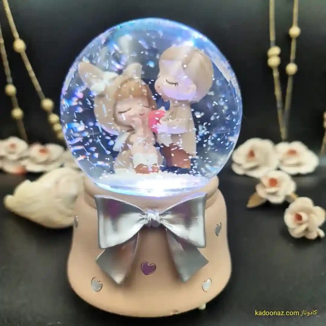 گوی شیشه ای بزرگ موزیکال پمپی برفی با شش طیف نوری طرح دخترک کلاه خرگوشی — تصویر ۵
