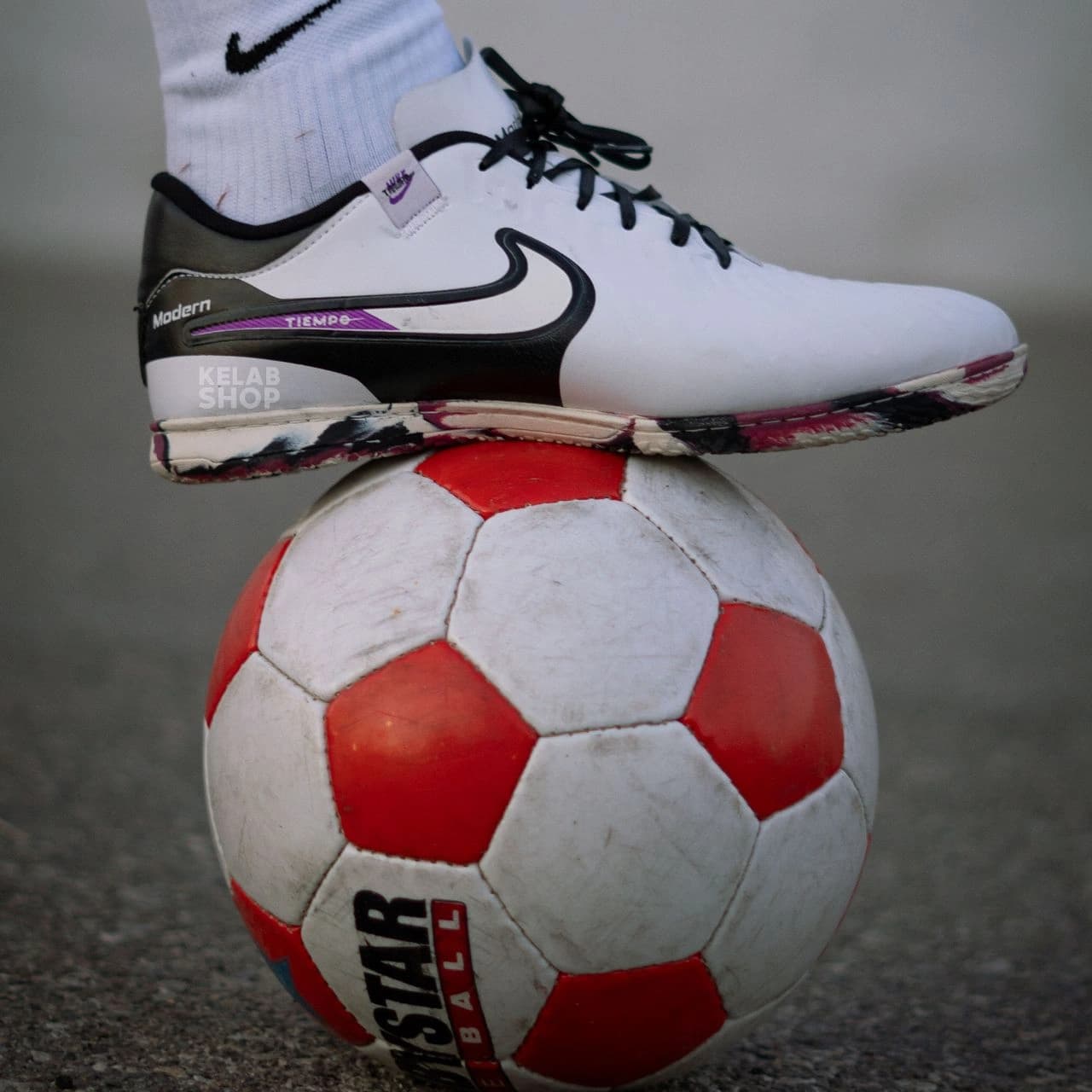 کفش فوتسال نایک تمپو لجند ۱۰ سفید قرمز Nike Tiempo — تصویر ۲