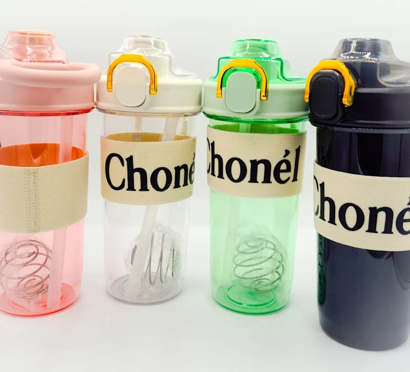 شیکر شیشه ای شفاف 550 میلیلیتری مدل Chonel نی دار و ضامن دار