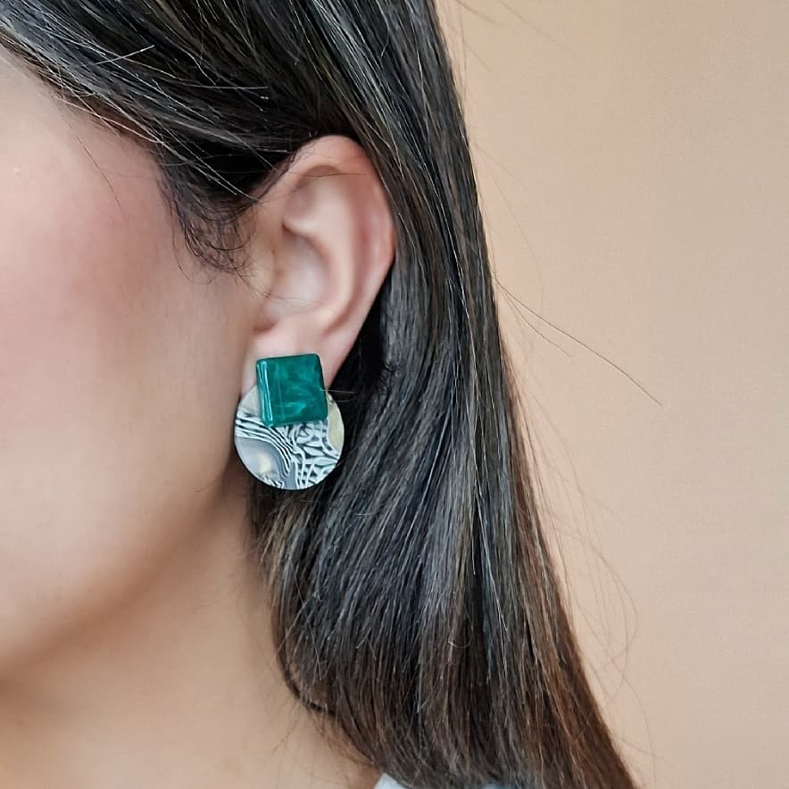کالکشن گوشواره آویز و میخی مدرن طرح هندسی طوسی و مرمر — تصویر ۵
