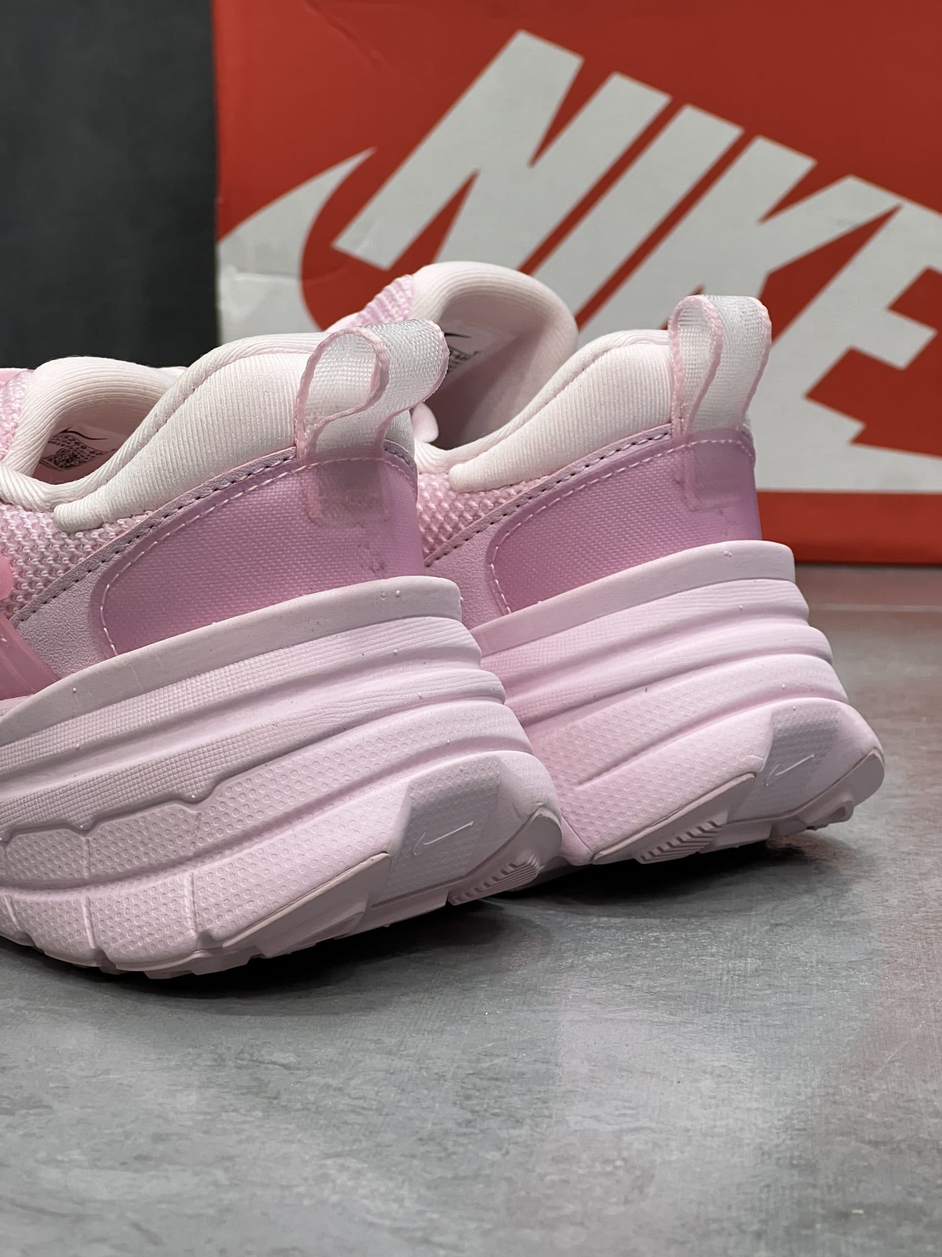 نایک وی تو کی رنگ صورتی گلدار NIKE V2k — تصویر ۳