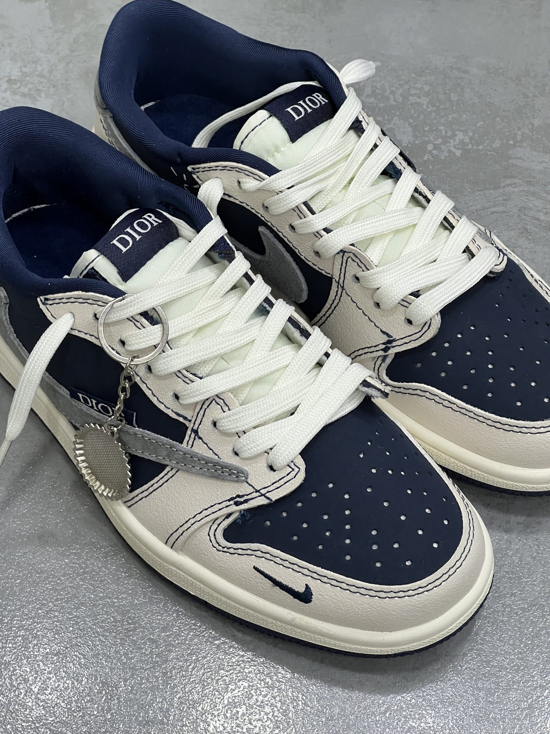 نایک ایر جردن ۱ لو ترویس اسکات دیور NIKE AIR JORDAN 1 LOW TRAVISSCOTT DIOR — تصویر ۲