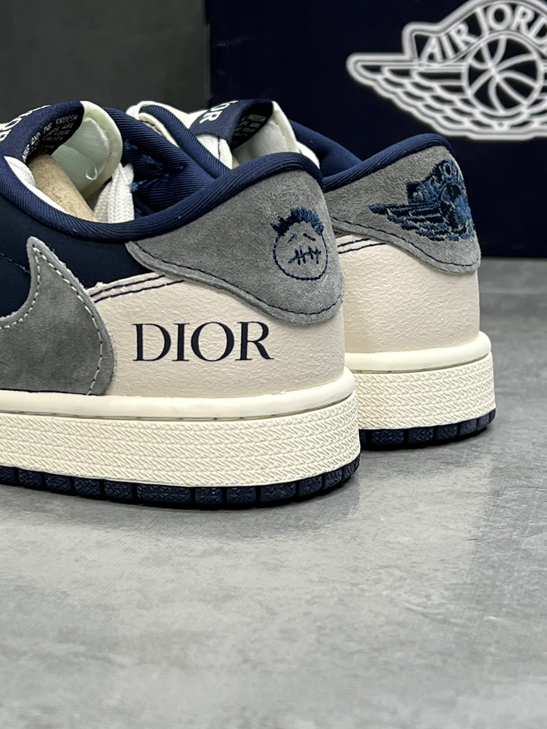 نایک ایر جردن ۱ لو ترویس اسکات دیور NIKE AIR JORDAN 1 LOW TRAVISSCOTT DIOR — تصویر ۳