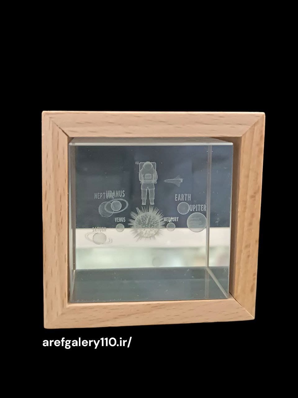 چراغ خواب کریستال مکعبی با قاب چوبی طرح فضا نورد منظومه شمسی سه بعدی/6.5 * 6.5 س/وارداتی — تصویر ۲