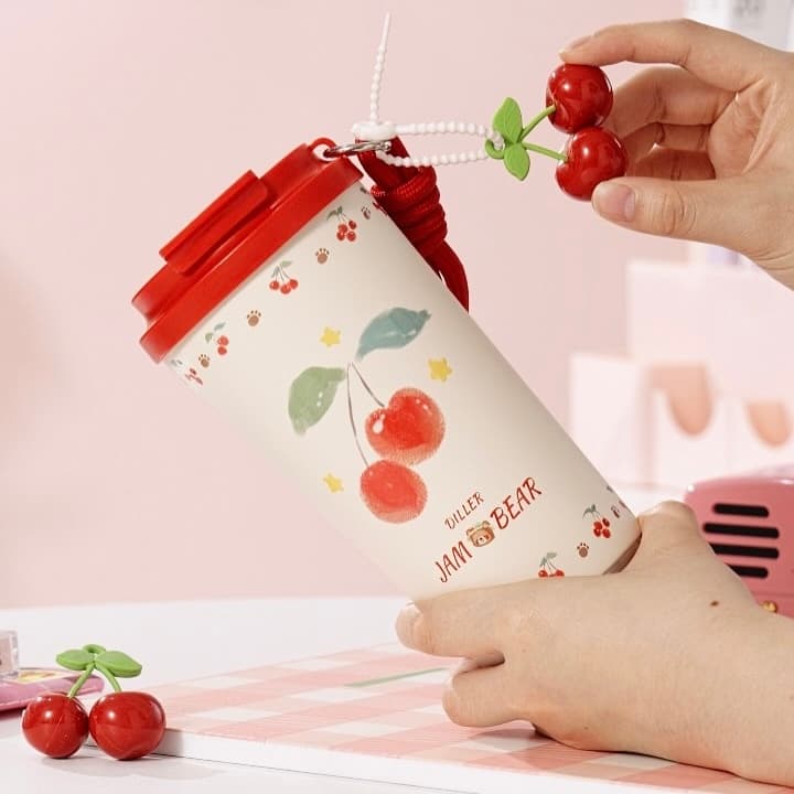 تراول ماگ 560 میل طرح تدی و گیلاسی JAM BEAR برند DILLER | ماگ گیلاسی دیلر اورجینال — تصویر ۵