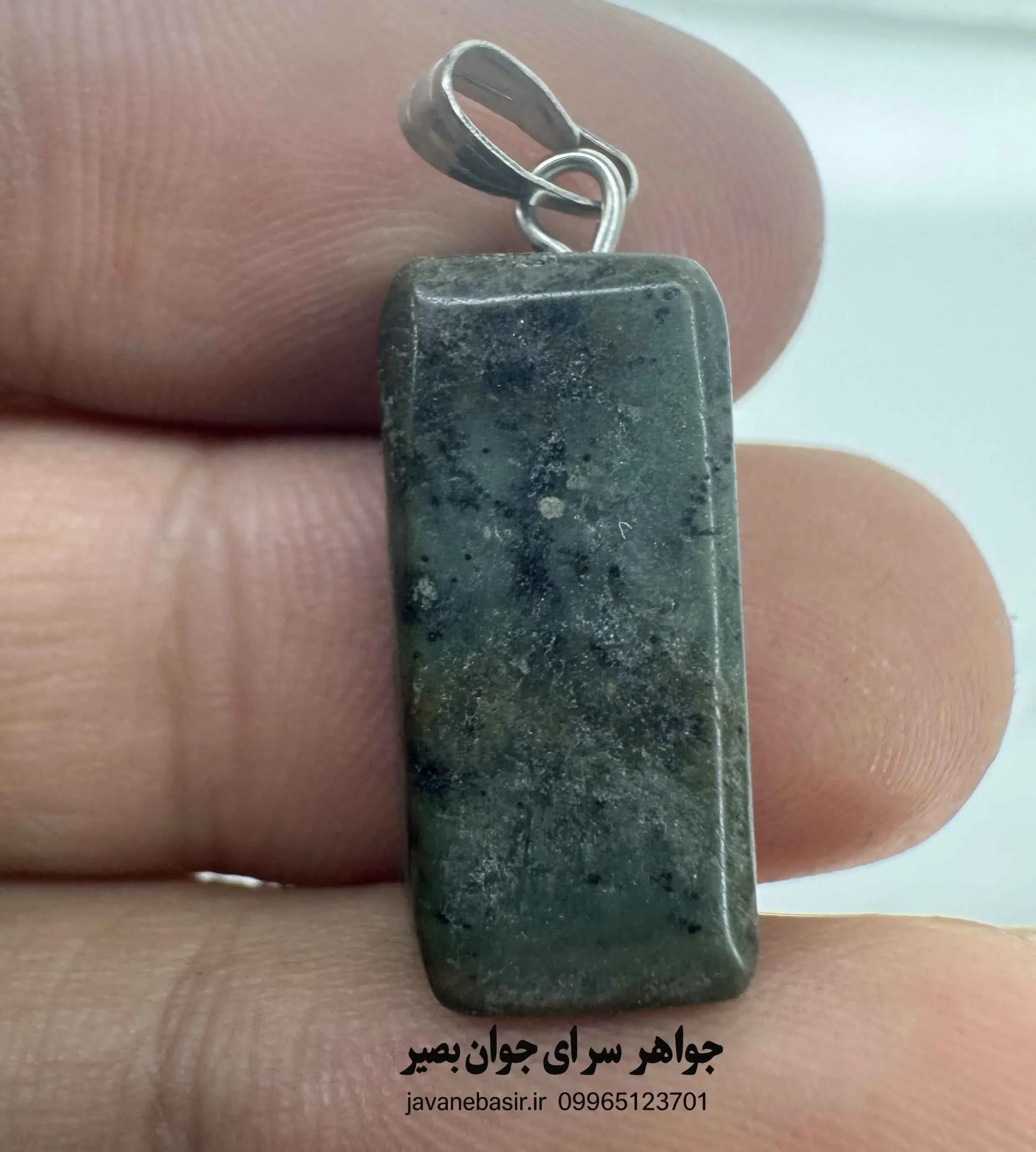 آویز یشم سبز افغانستان با عقد و افسون برای همراهی همیشگی