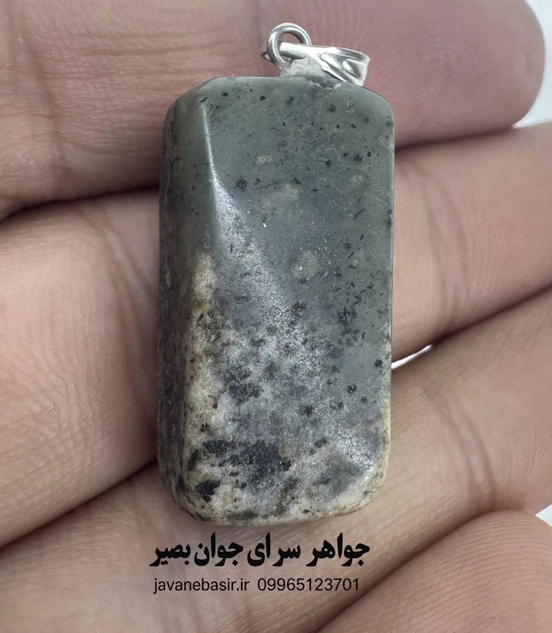 آویز یشم سبز افغانستان با نقش طبیعی | سنگ کمیاب روحانی با کیفیت عالی برای حکاکی — تصویر ۲