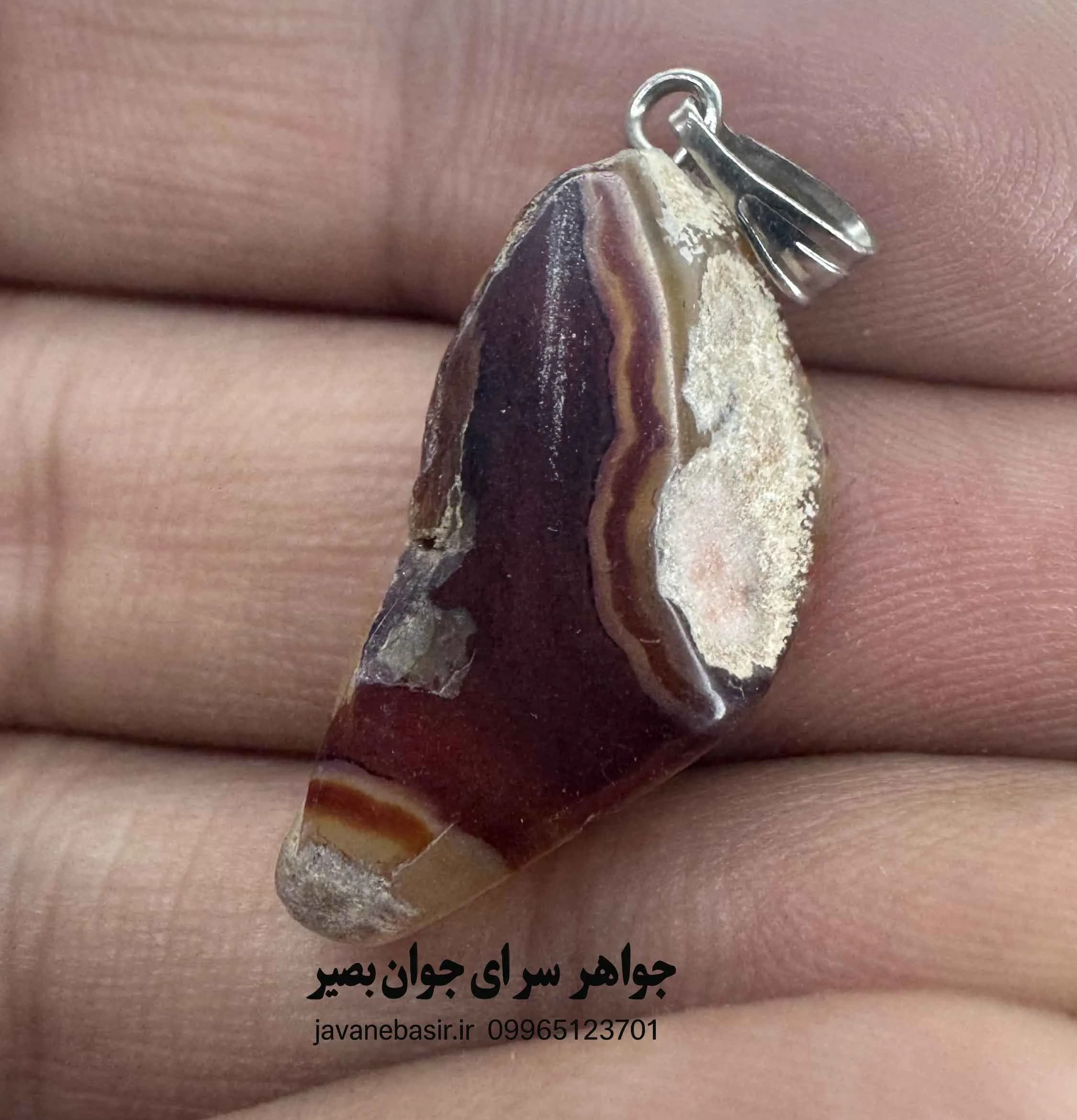 آویز عقیق سلیمانیِ بکر؛ ترسیمِ نظمِ کیهانی در دلِ سنگِ خام