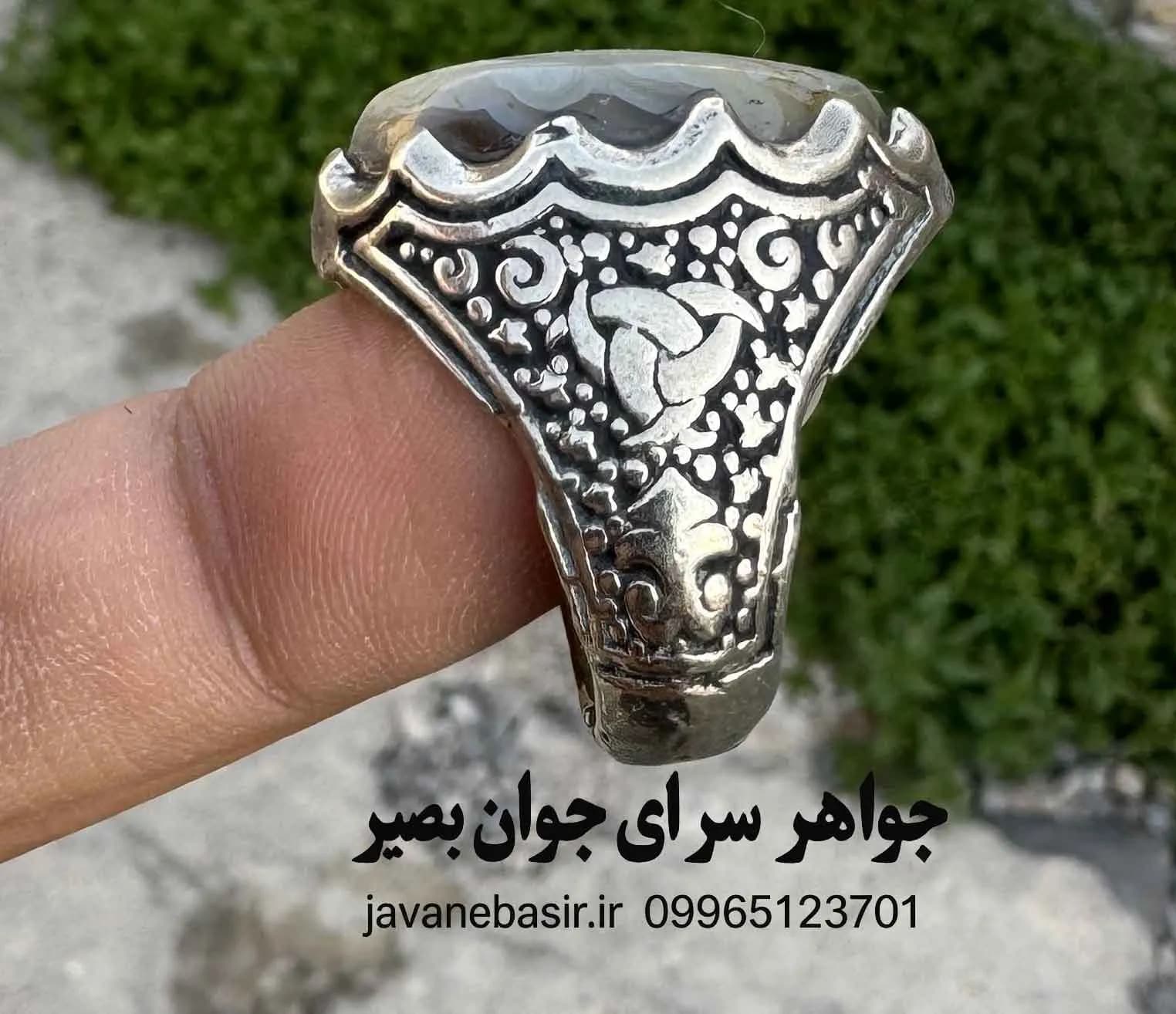 انگشتر عقیق مصور درشت | سنگ خوشدست با تصاویر طبیعی و انرژی شاداب — تصویر ۲