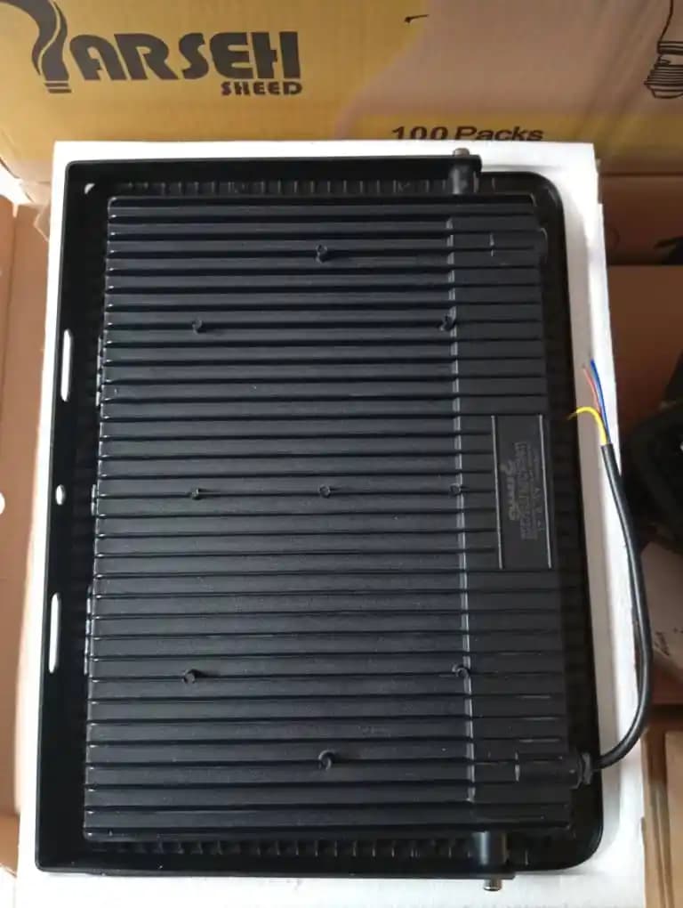 پروژکتور 200 وات پارسه شید مدل ژوپیتر | IP65 – رنگ نور مهتابی — تصویر ۴