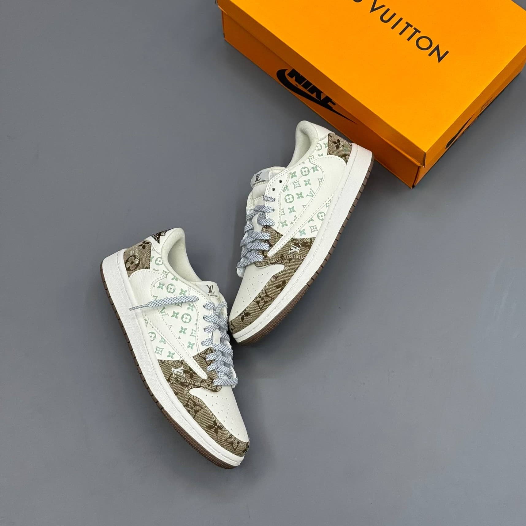 کفش نایک ایر جردن وان لو تراویس اسکات لویی ویتون سفید قهوه ای Nike Air Jordan 1 Low Travis Scott Louis Vuitton White Brown — تصویر ۳