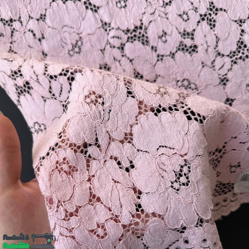 پارچه دانتل کتان قیطون صورتی پاستیلی - دکمه مُکمه — تصویر ۳