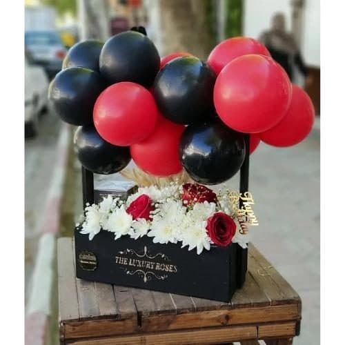 پکیج هدیه ولنتاین برای زن با گلهای رز زرد و یک کیف چرم شیک 5548