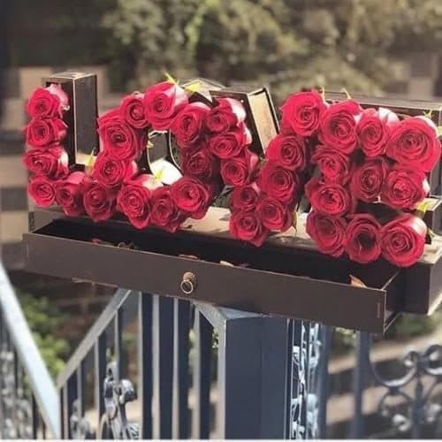 پک هدیه ولنتاین با گلهای رز صورتی و یک جعبه لوکس از شکلاتها 5511