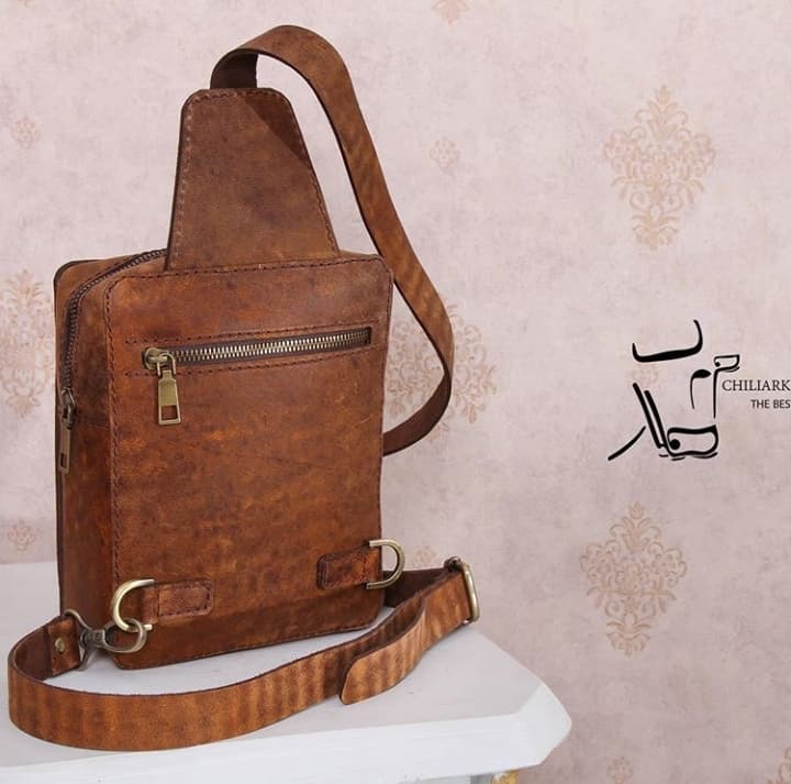 کیف دوشی مردانه چرم شتر کد 102124 — تصویر ۳